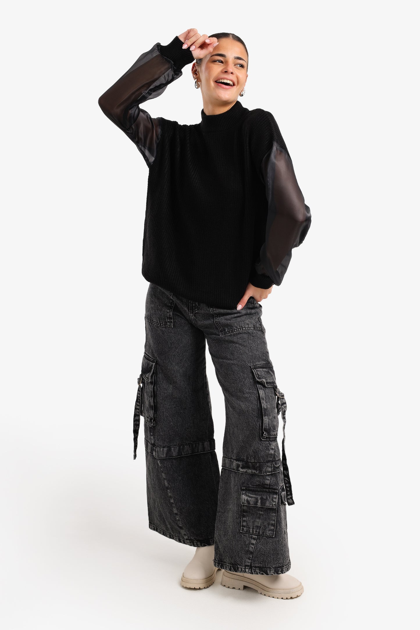 بلوفر بأكمام شفافة