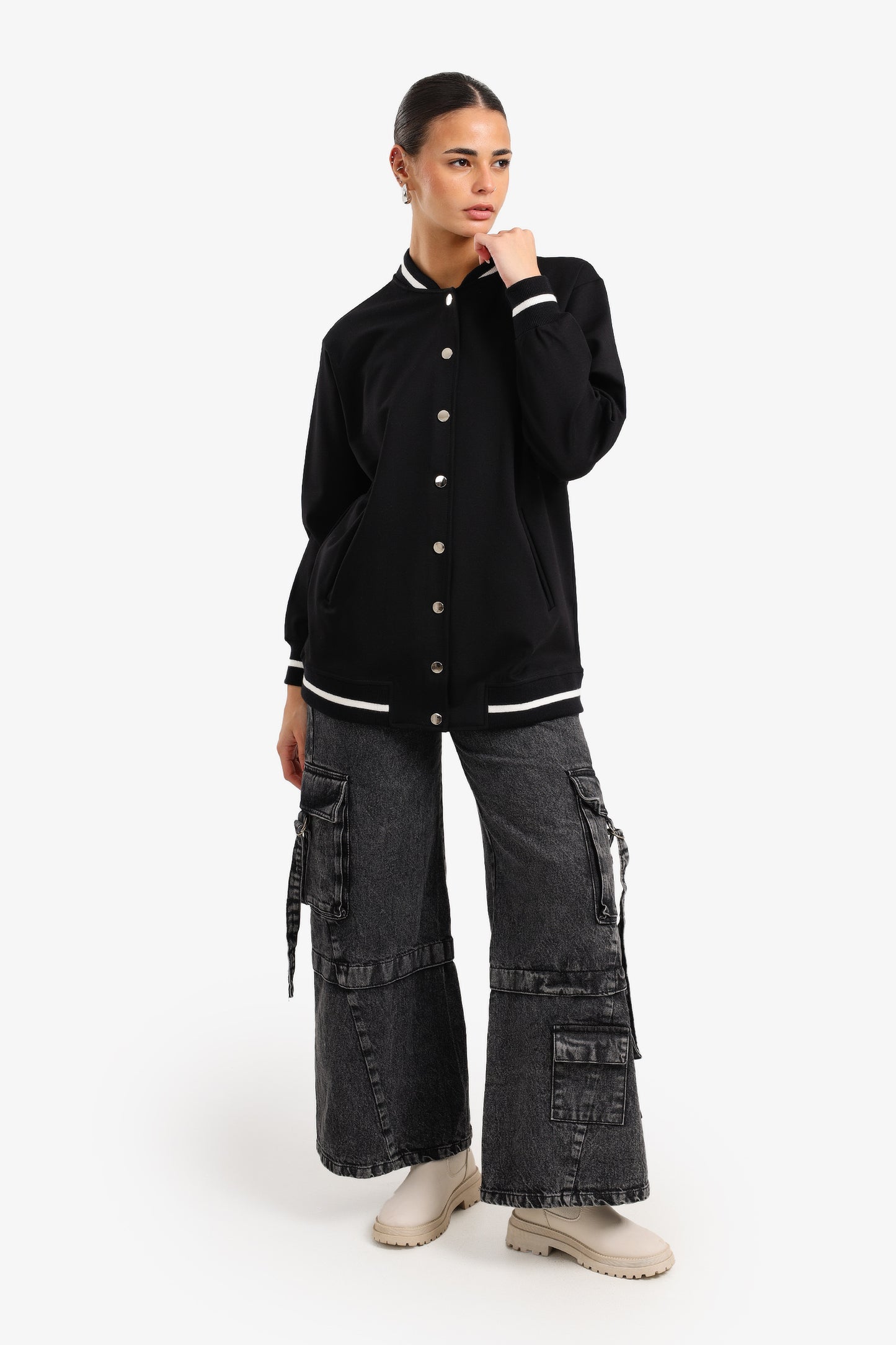 جاكيت باسبول بأزرار للإغلاق