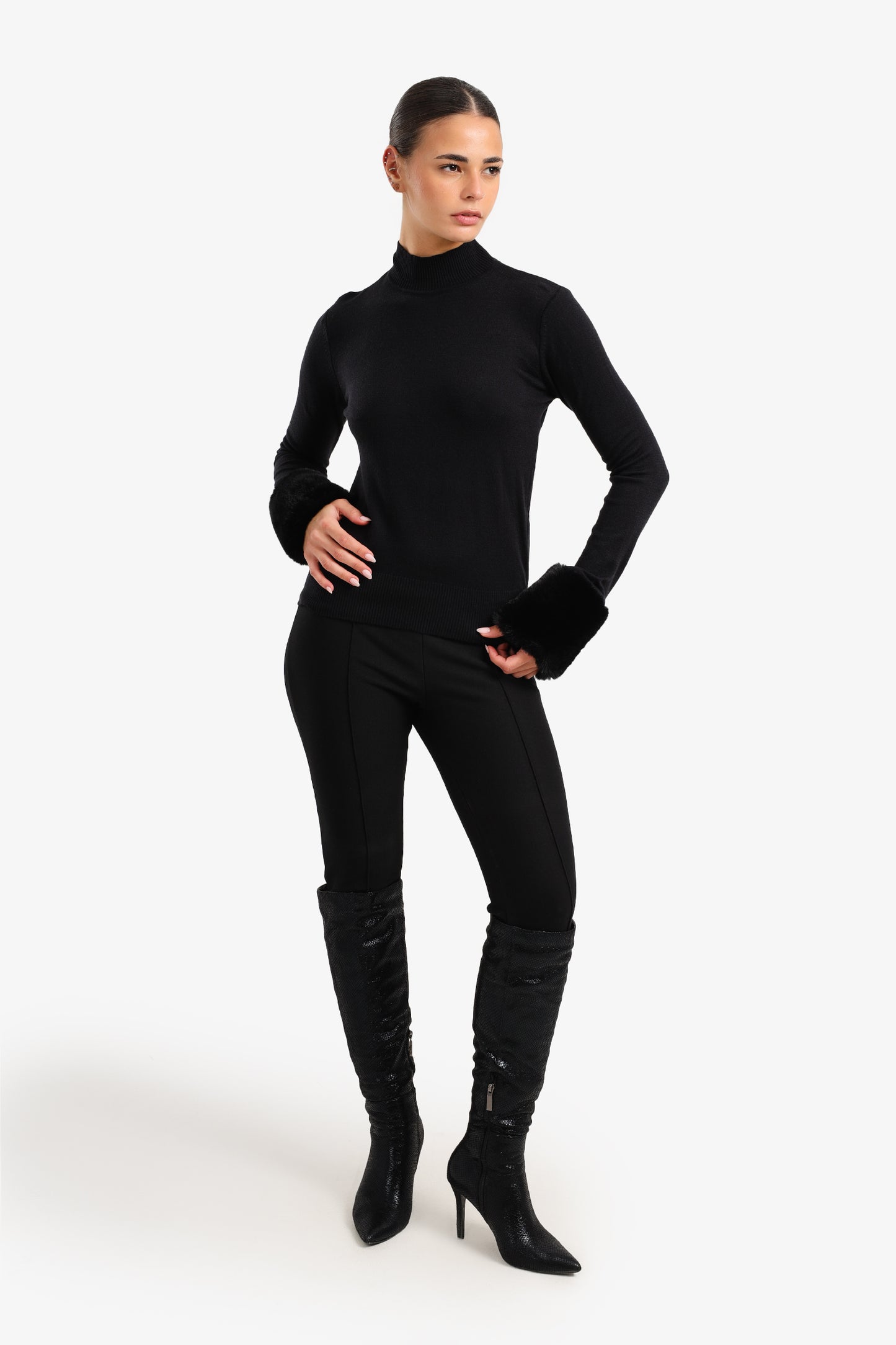 بلوفر بأساور فرو