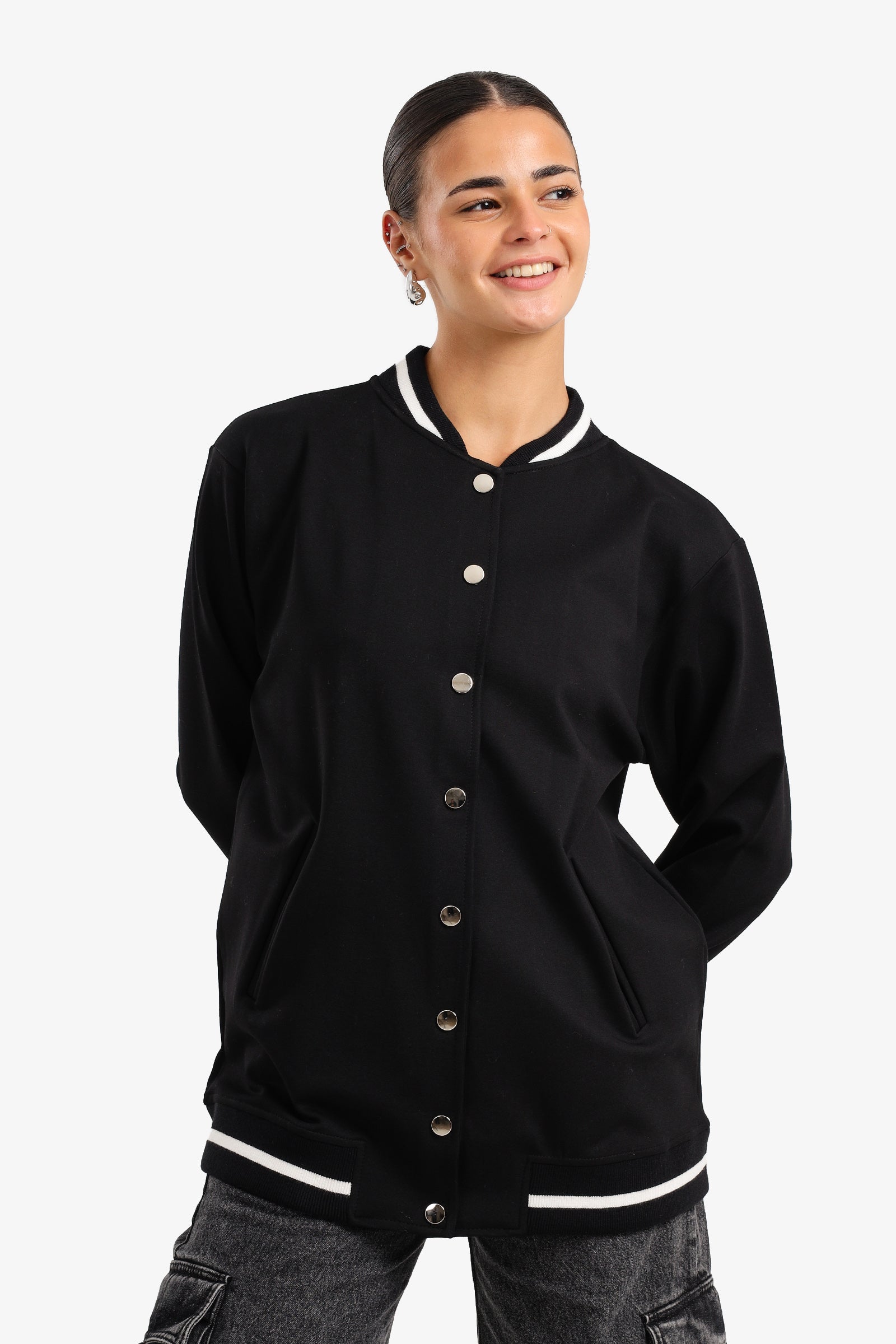 جاكيت باسبول بأزرار للإغلاق