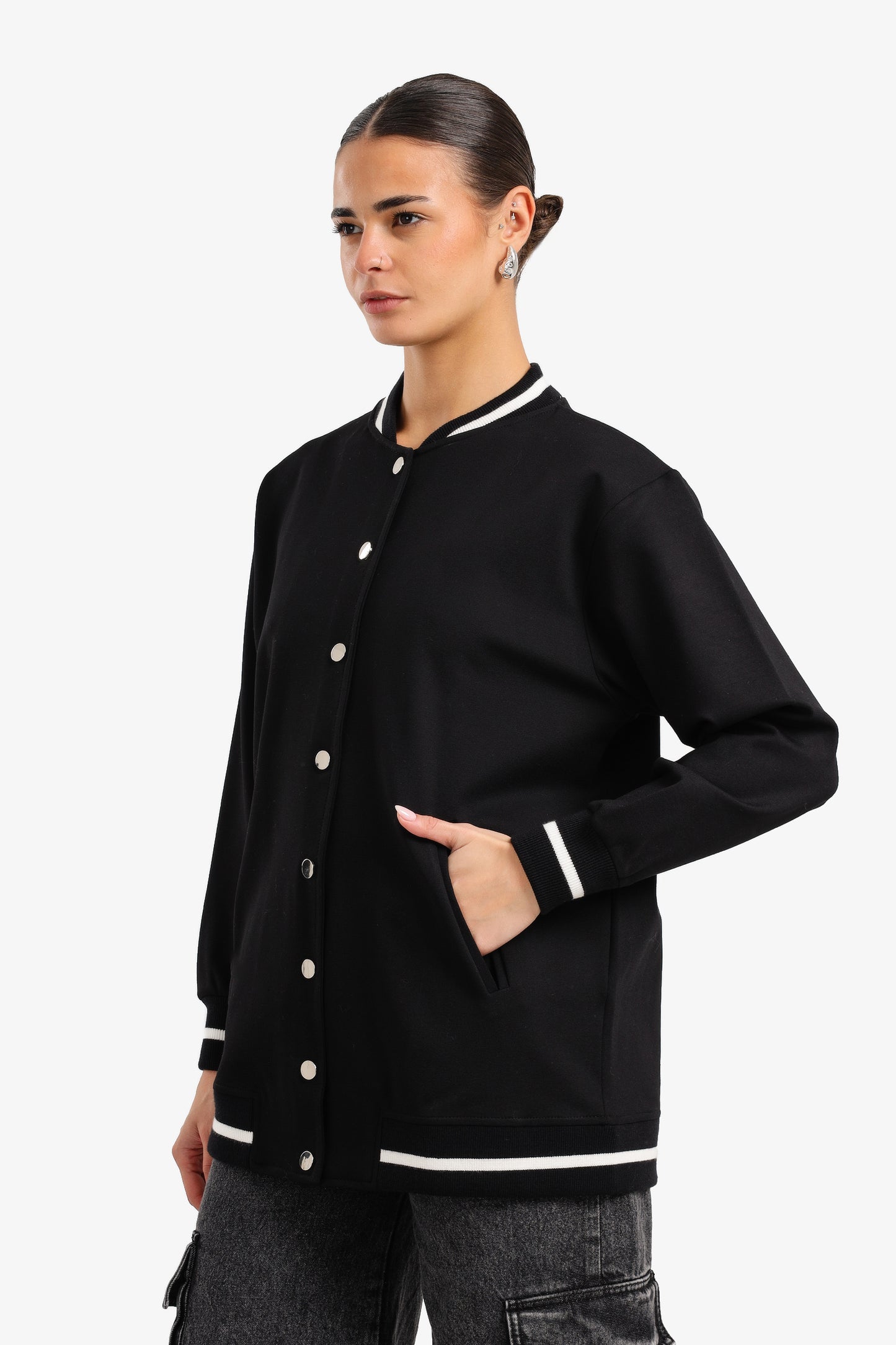 جاكيت باسبول بأزرار للإغلاق