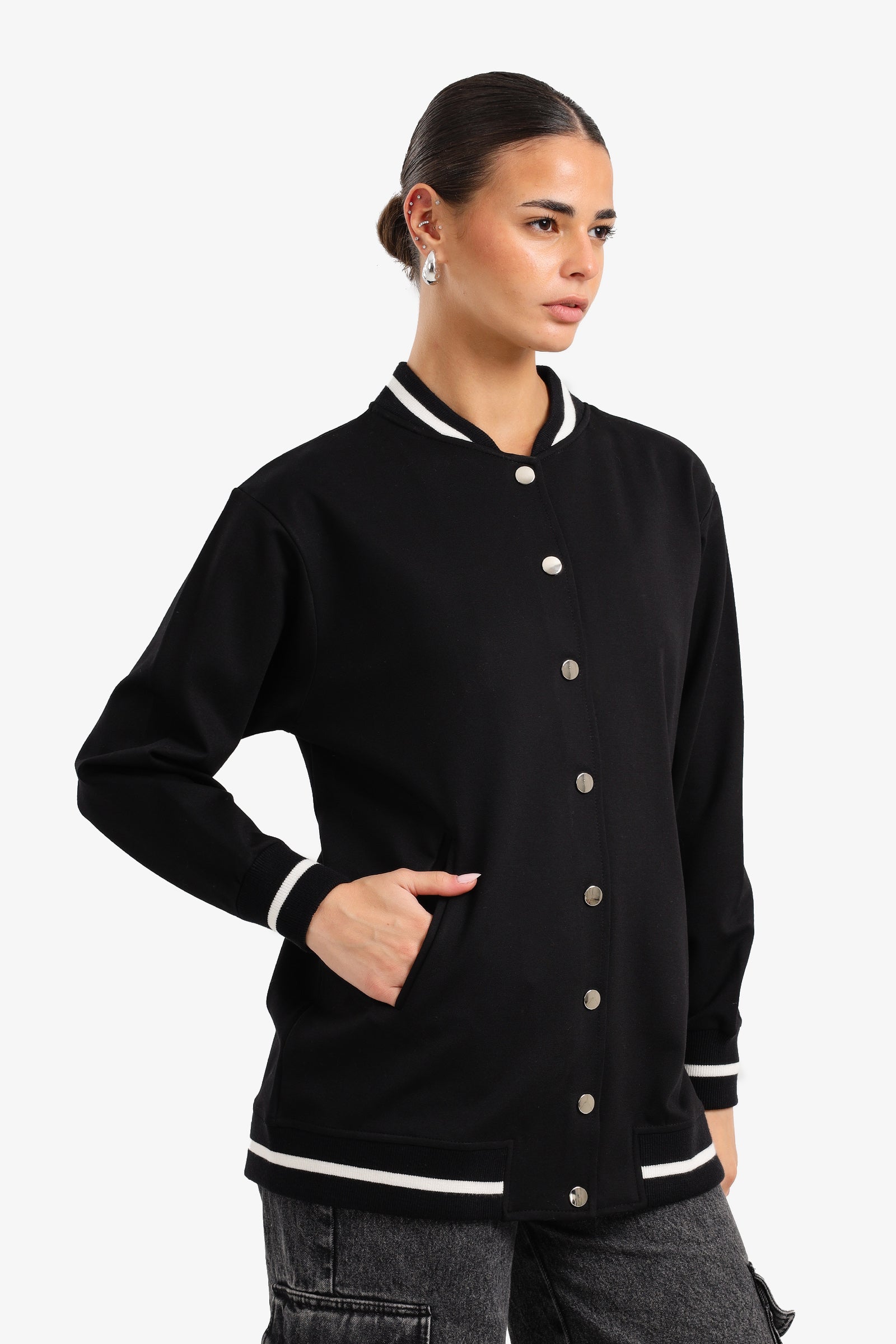 جاكيت باسبول بأزرار للإغلاق