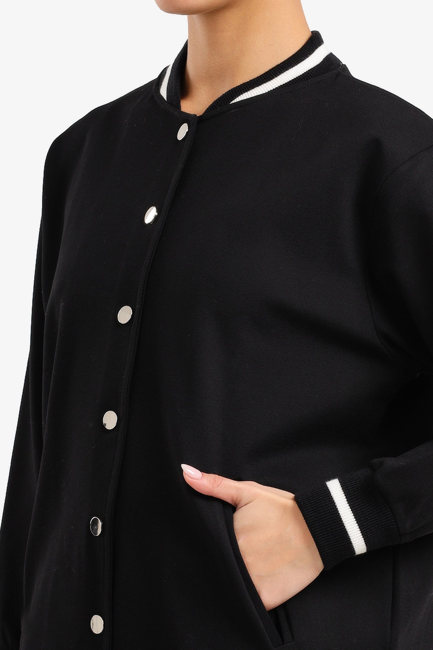 جاكيت باسبول بأزرار للإغلاق