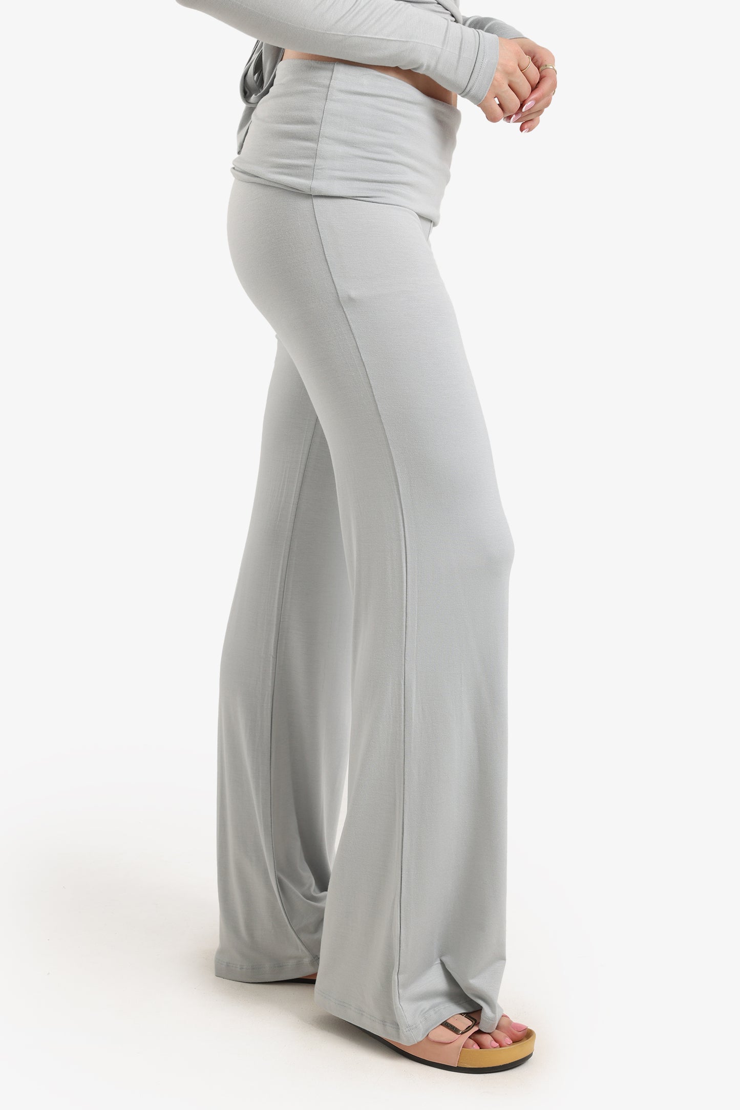 بنطلون مريح بخصر مطاطي.