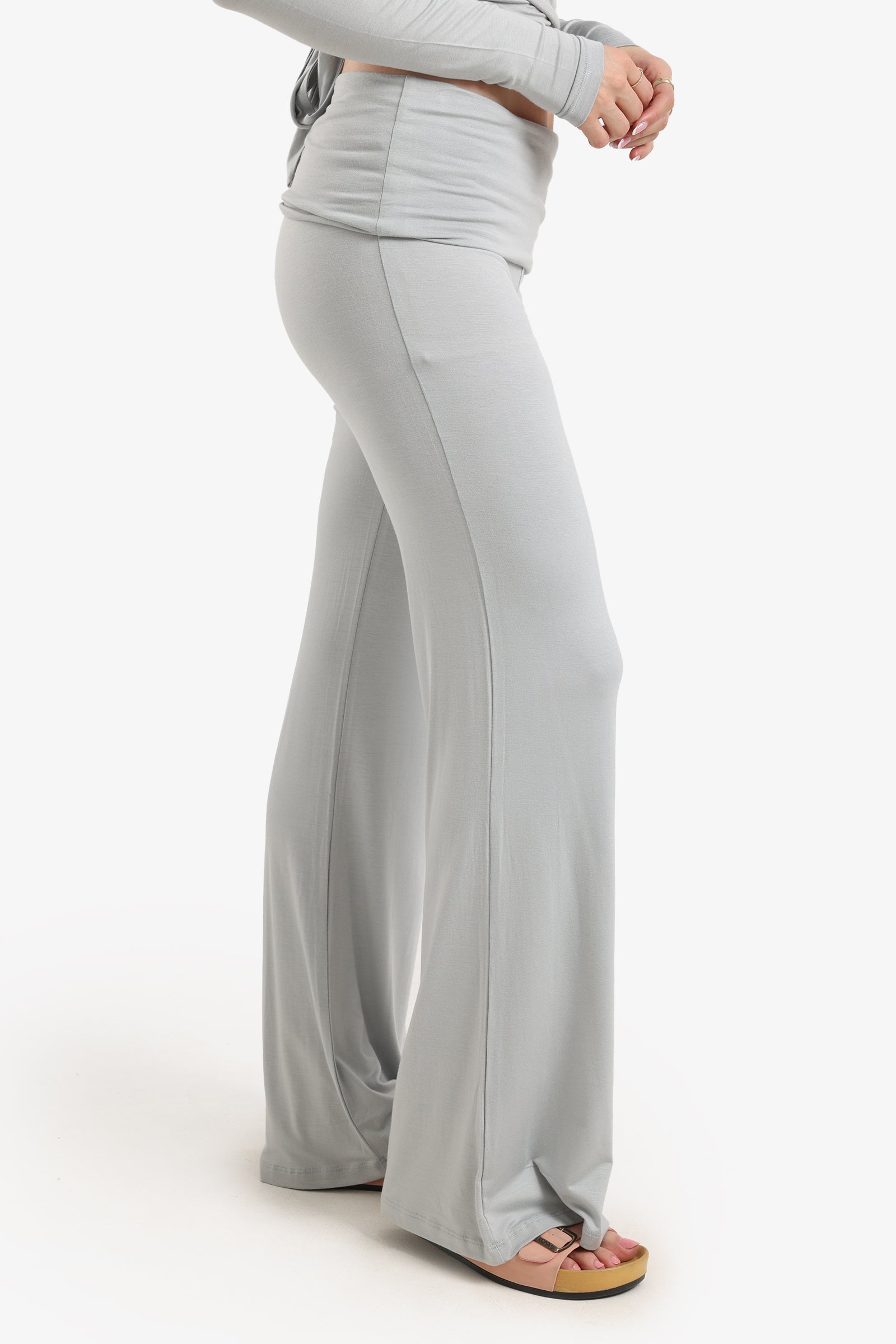 بنطلون مريح بخصر مطاطي.