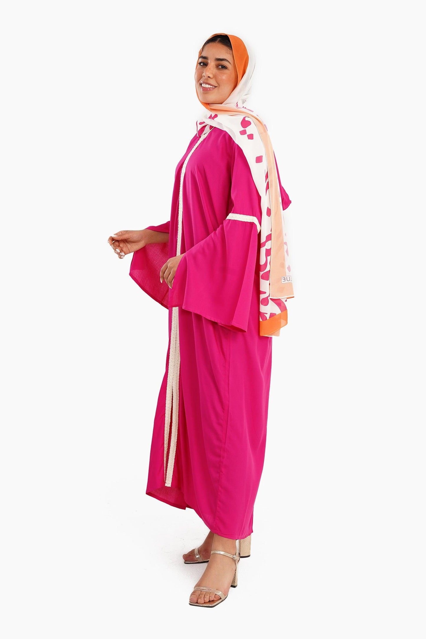 فستان بأكمام واسعة