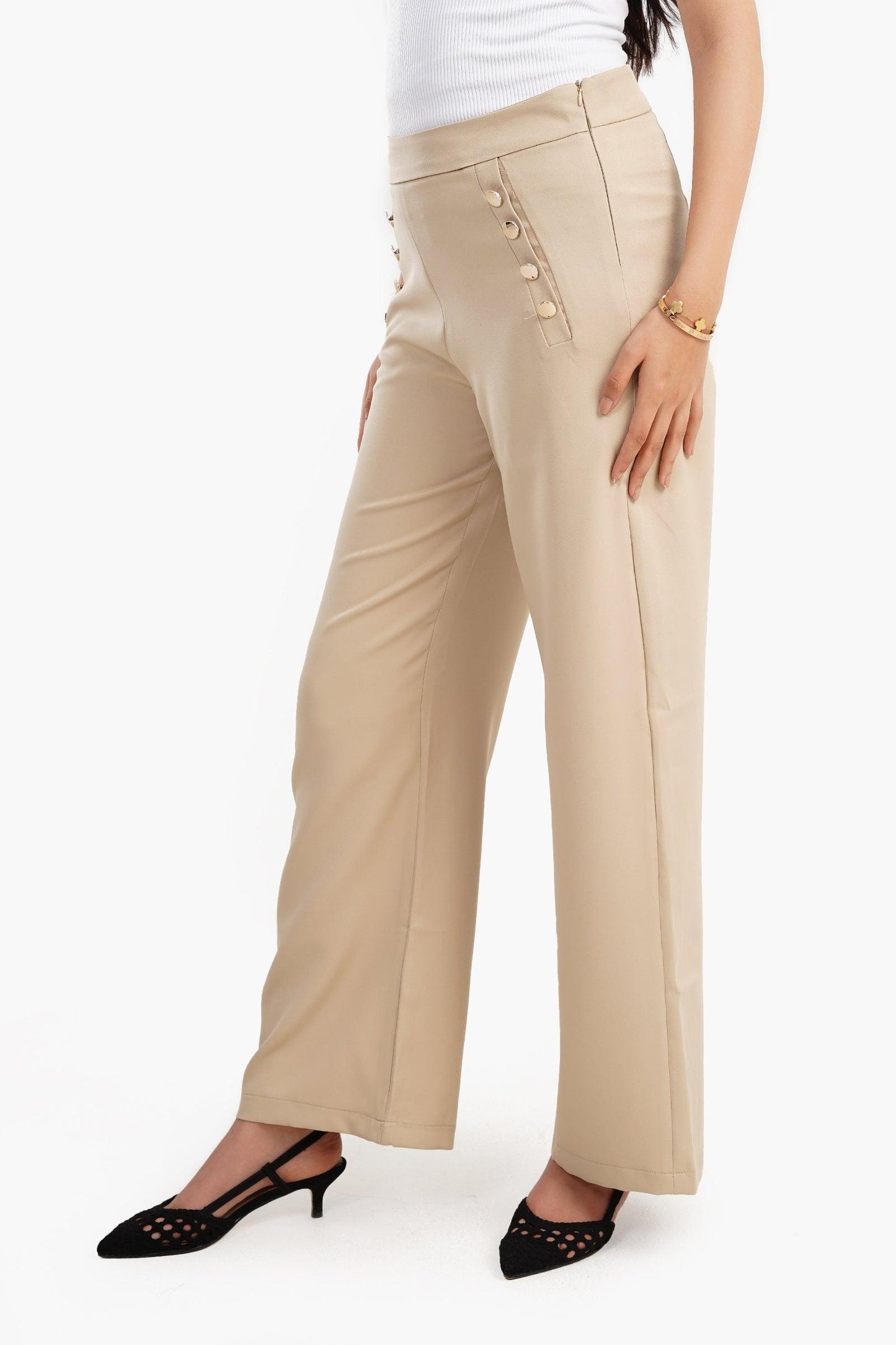 بنطلون بثمانية أزرار أمامية