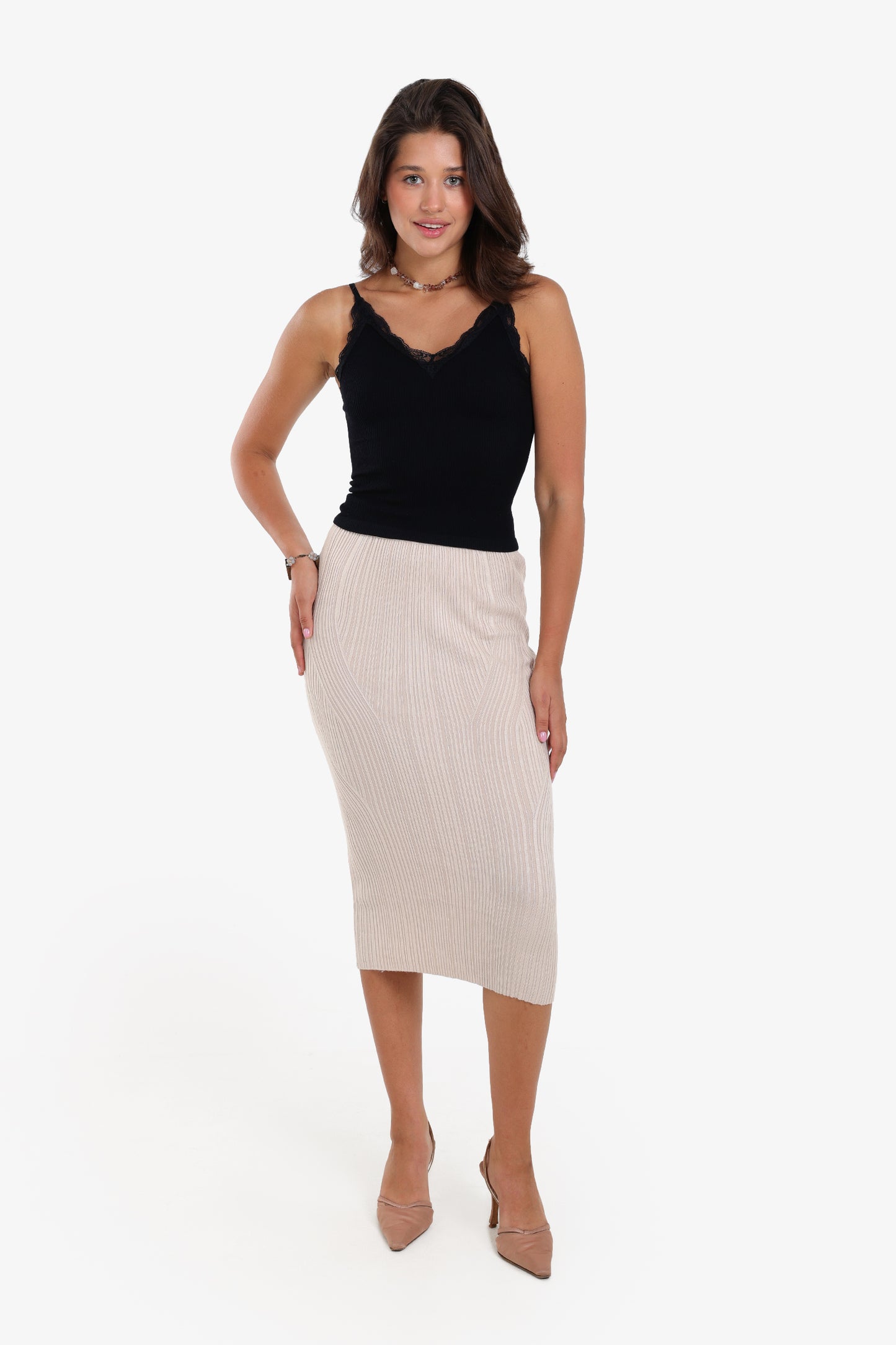 توب حمّالات مزين بالدانتيل