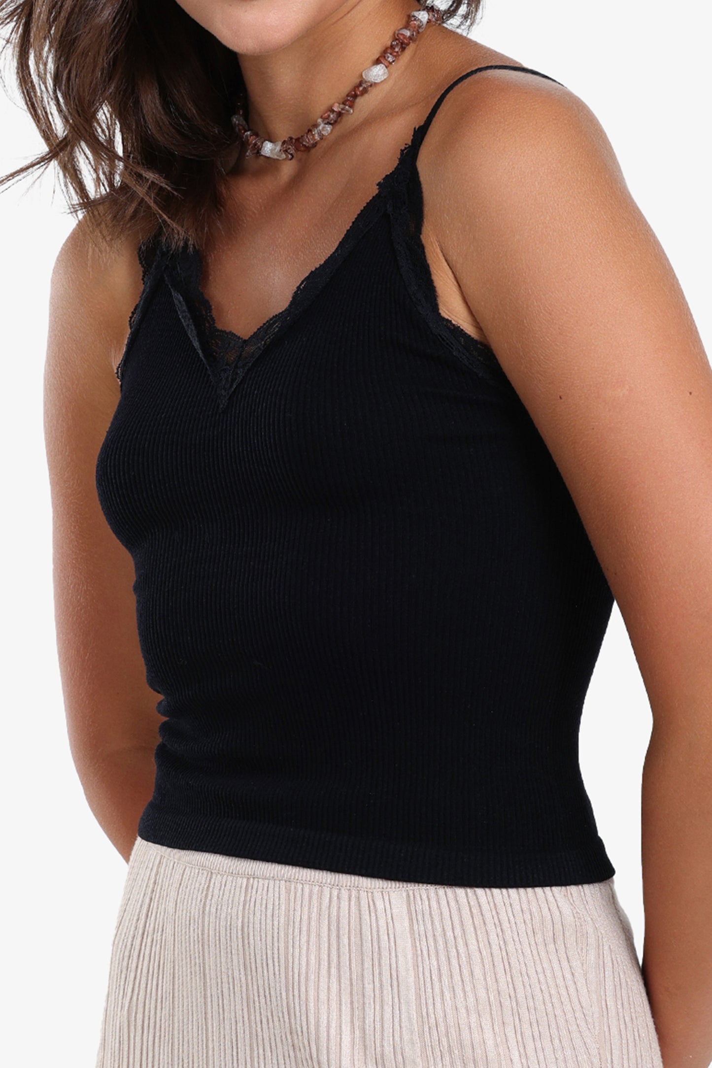 توب حمّالات مزين بالدانتيل