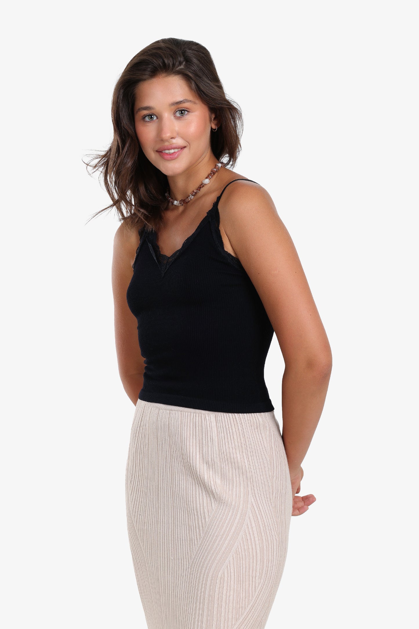 توب حمّالات مزين بالدانتيل