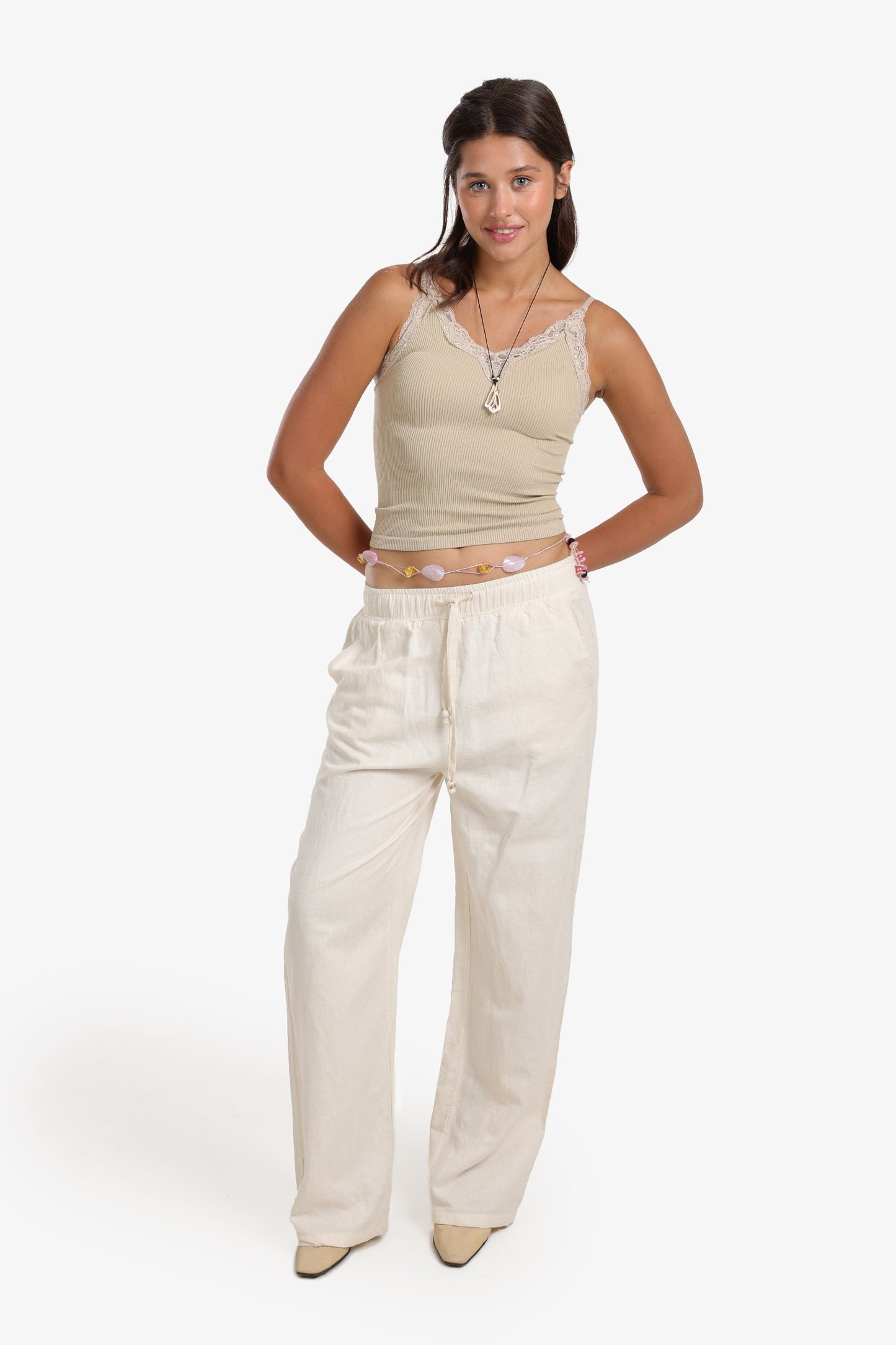 توب حمّالات مزين بالدانتيل