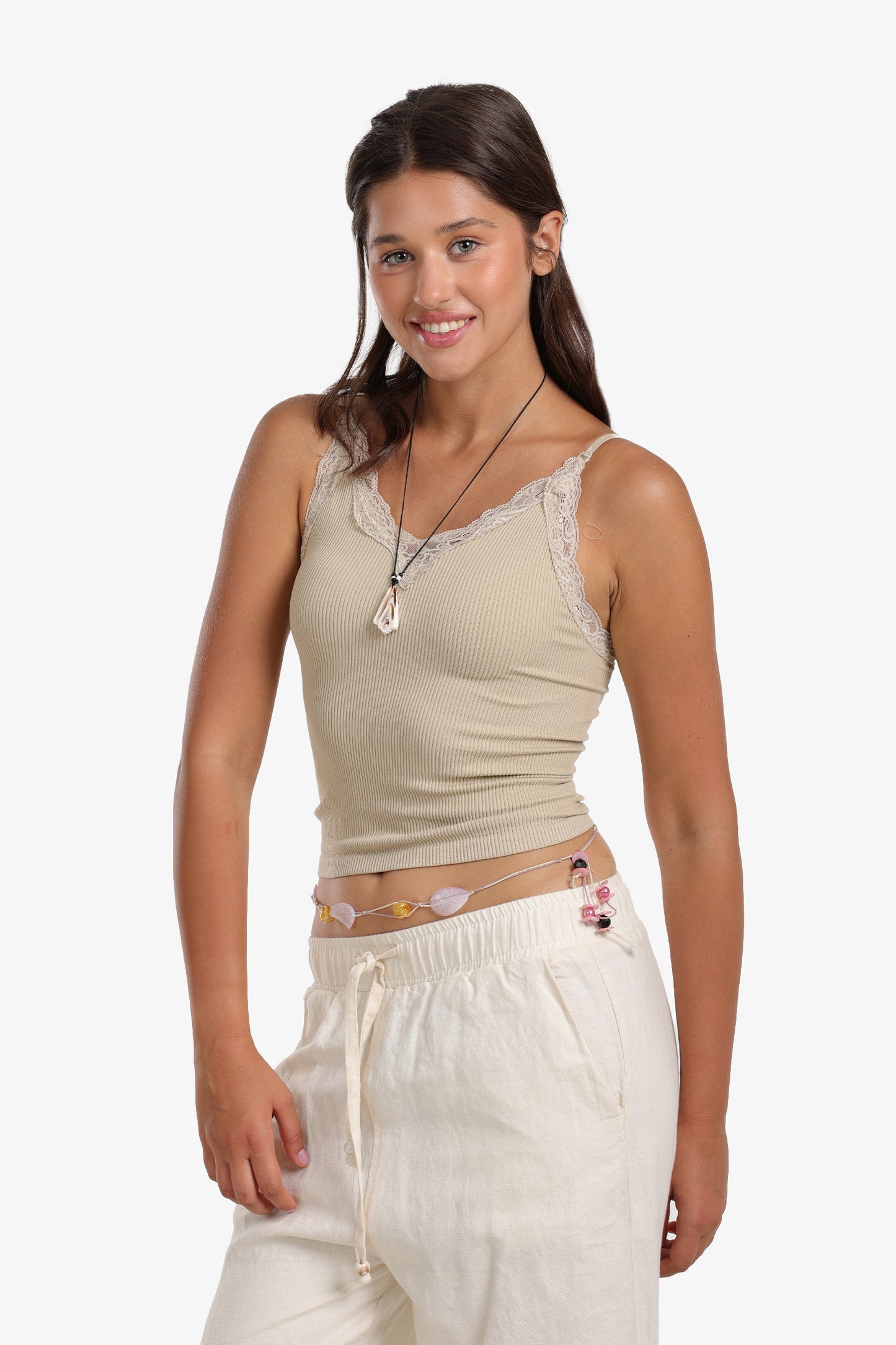 توب حمّالات مزين بالدانتيل