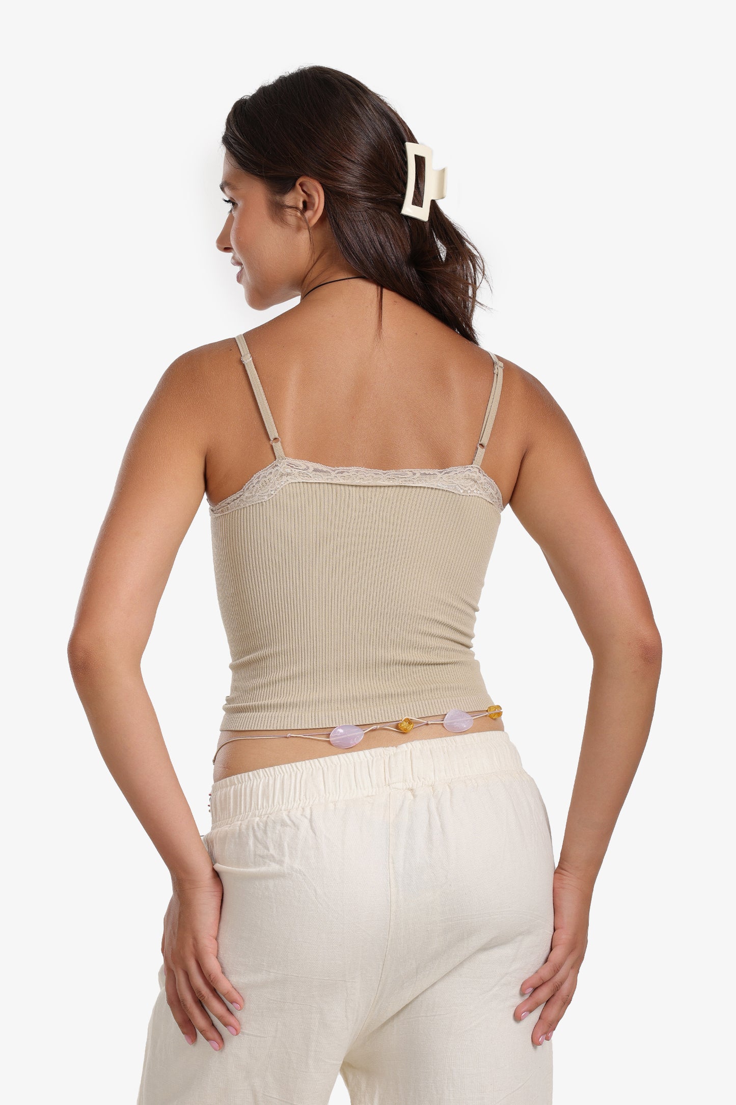 توب حمّالات مزين بالدانتيل