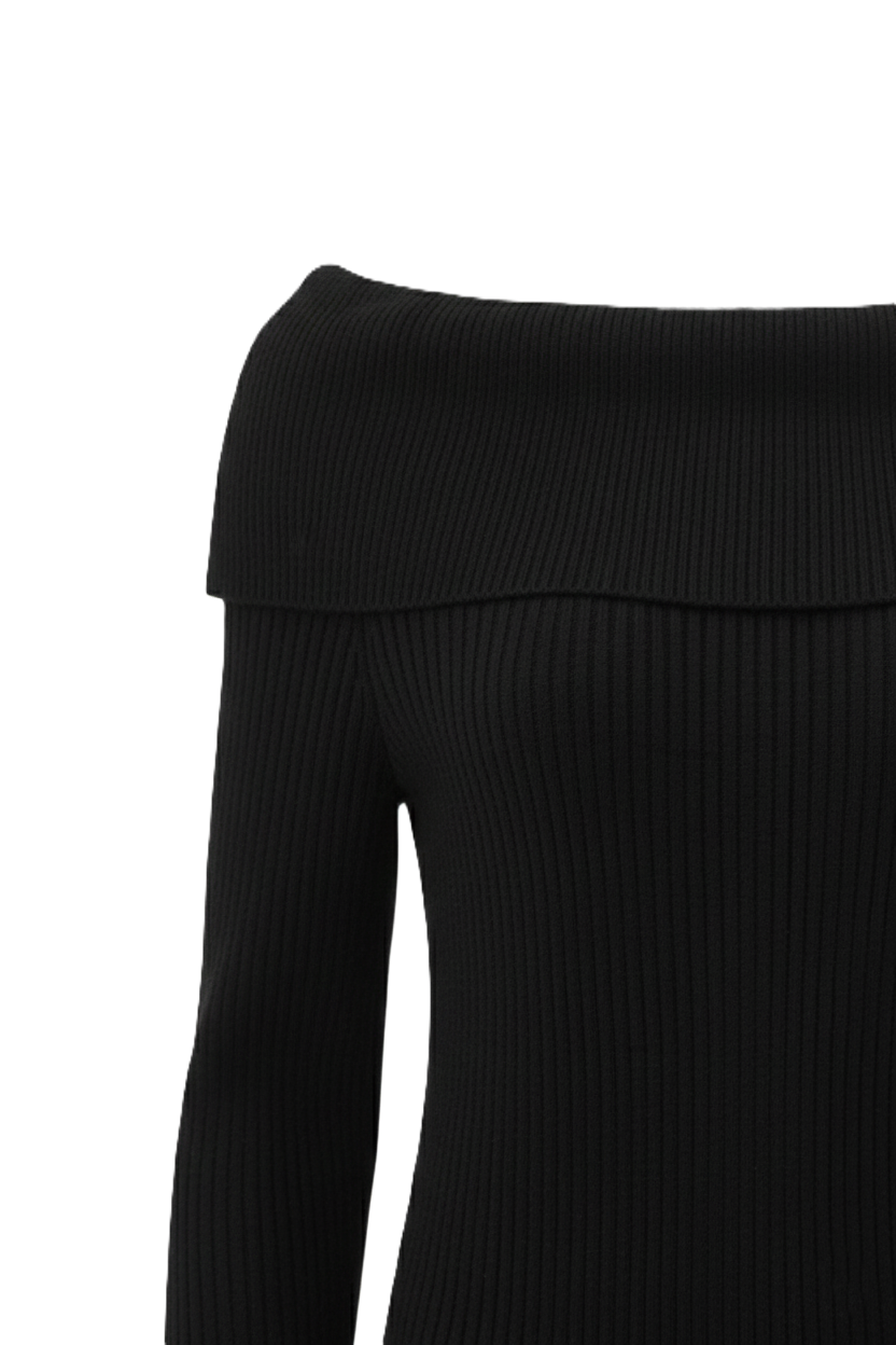 بلوفر مضلّع بأكتاف مكشوفة