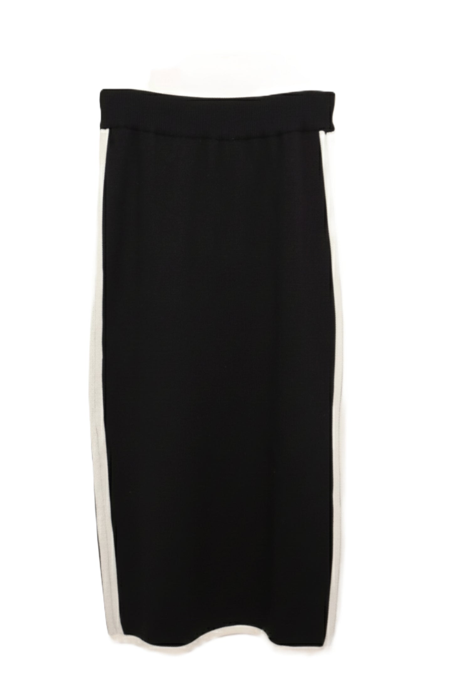 جيبة بقصة ضيقة وخطوط متباينة