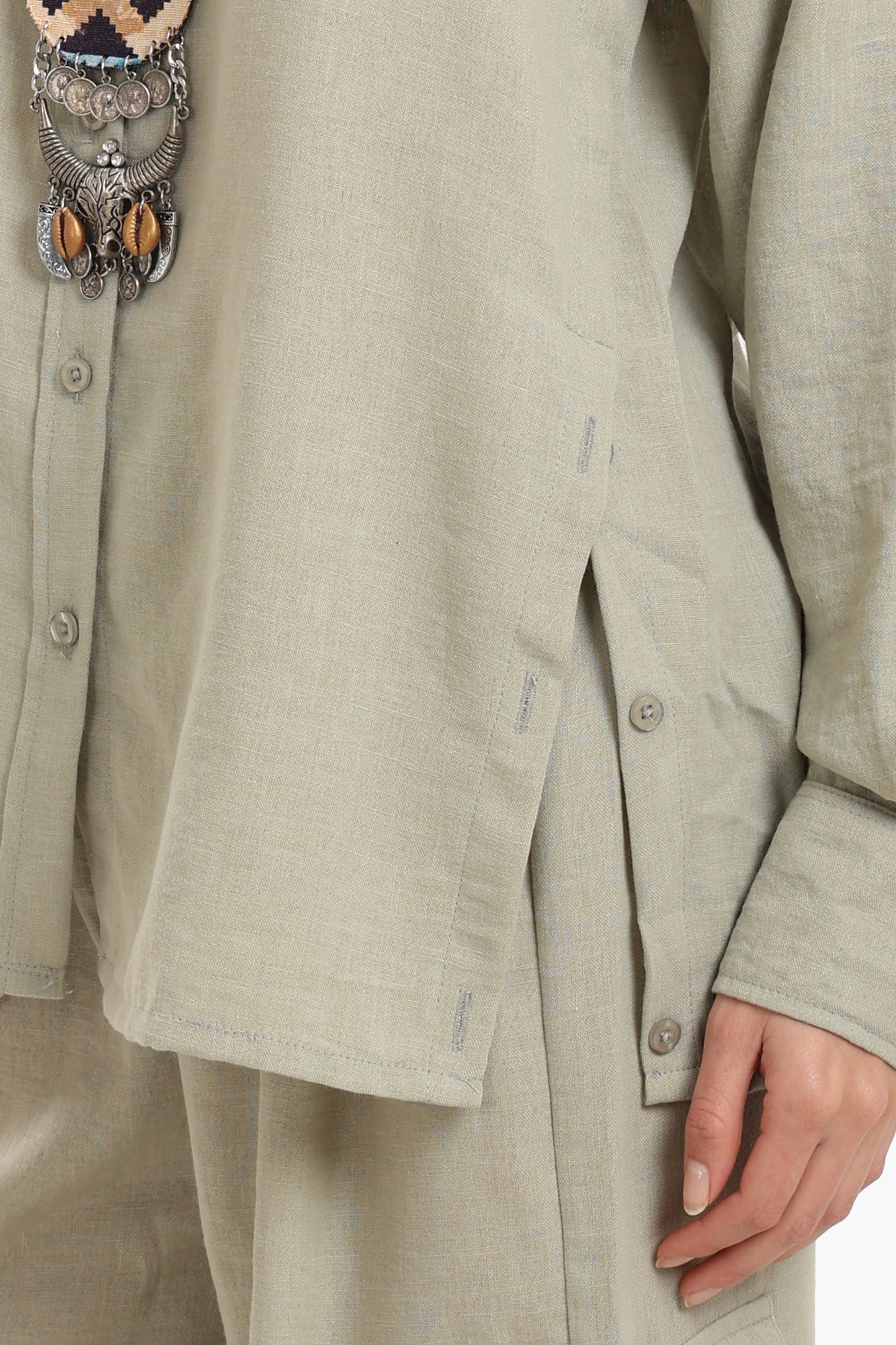 قميص مريح بفتحة أزرار 