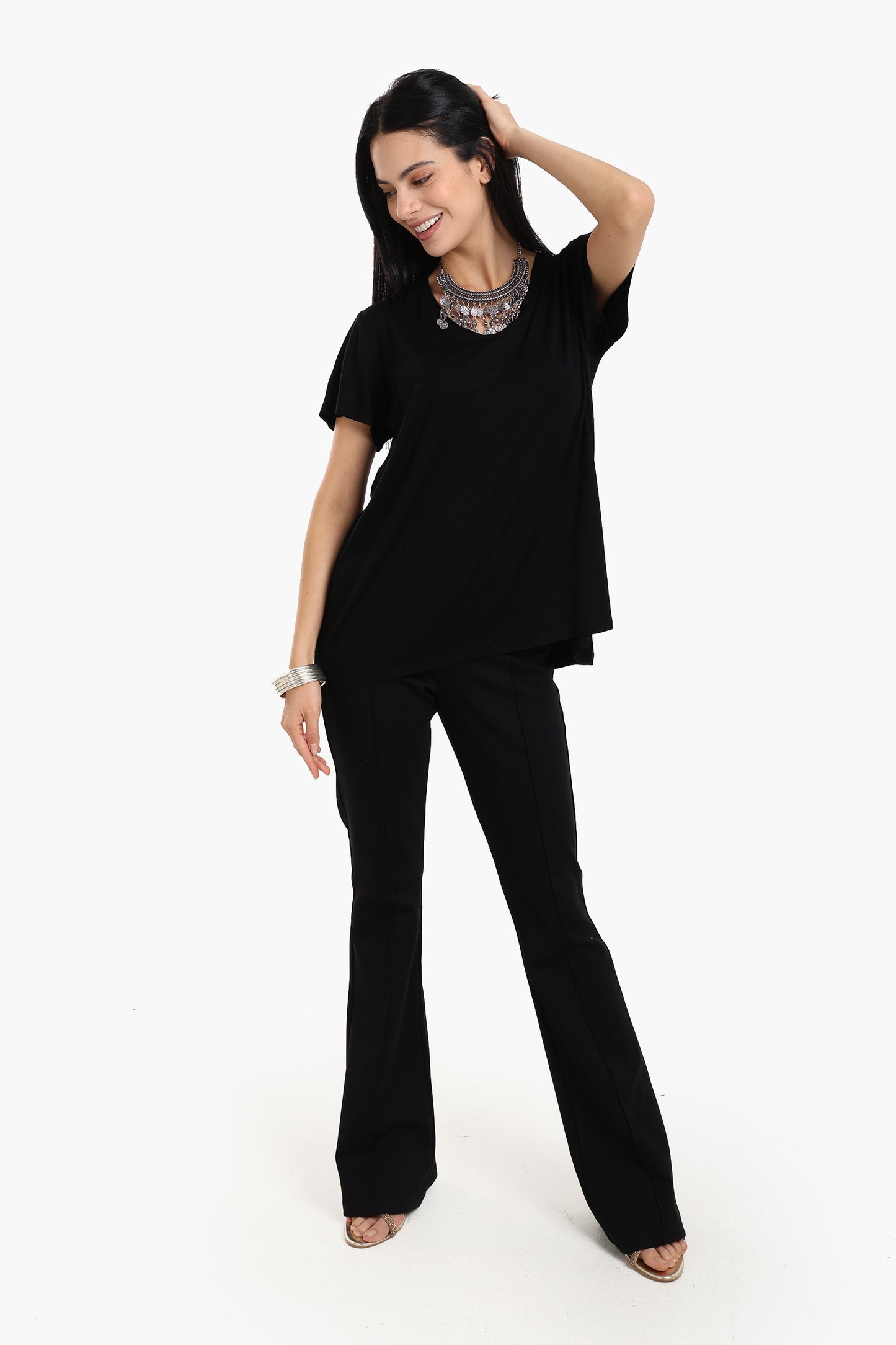 تيشيرت أساسي بياقة V