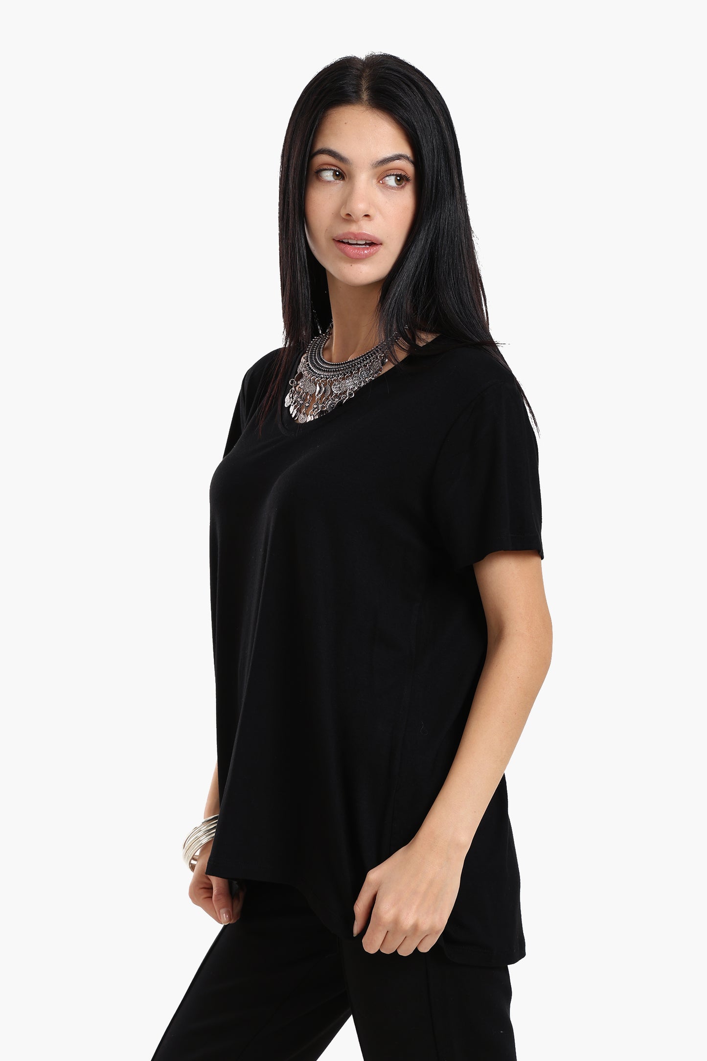 تيشيرت أساسي بياقة V