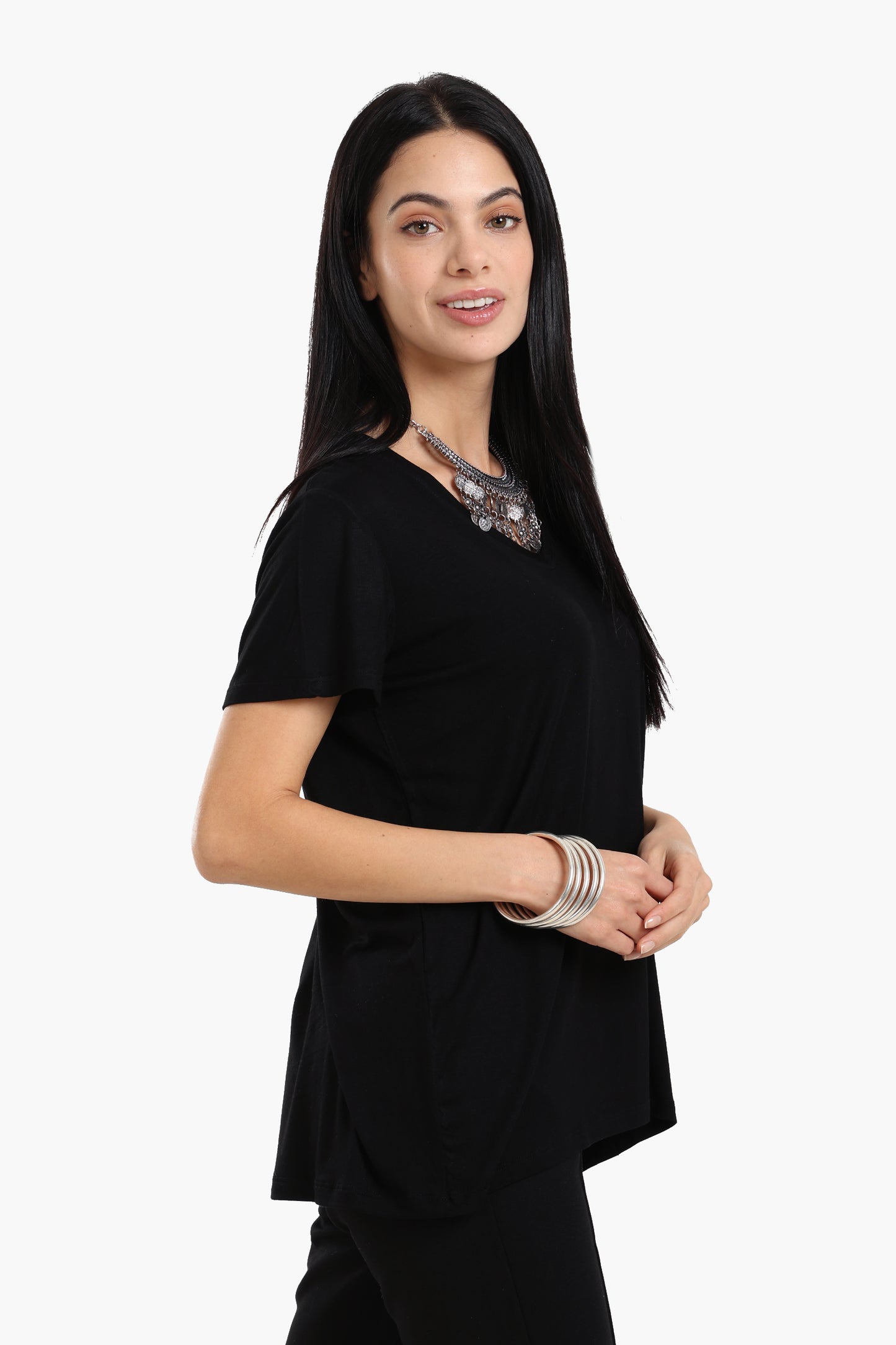 تيشيرت أساسي بياقة V