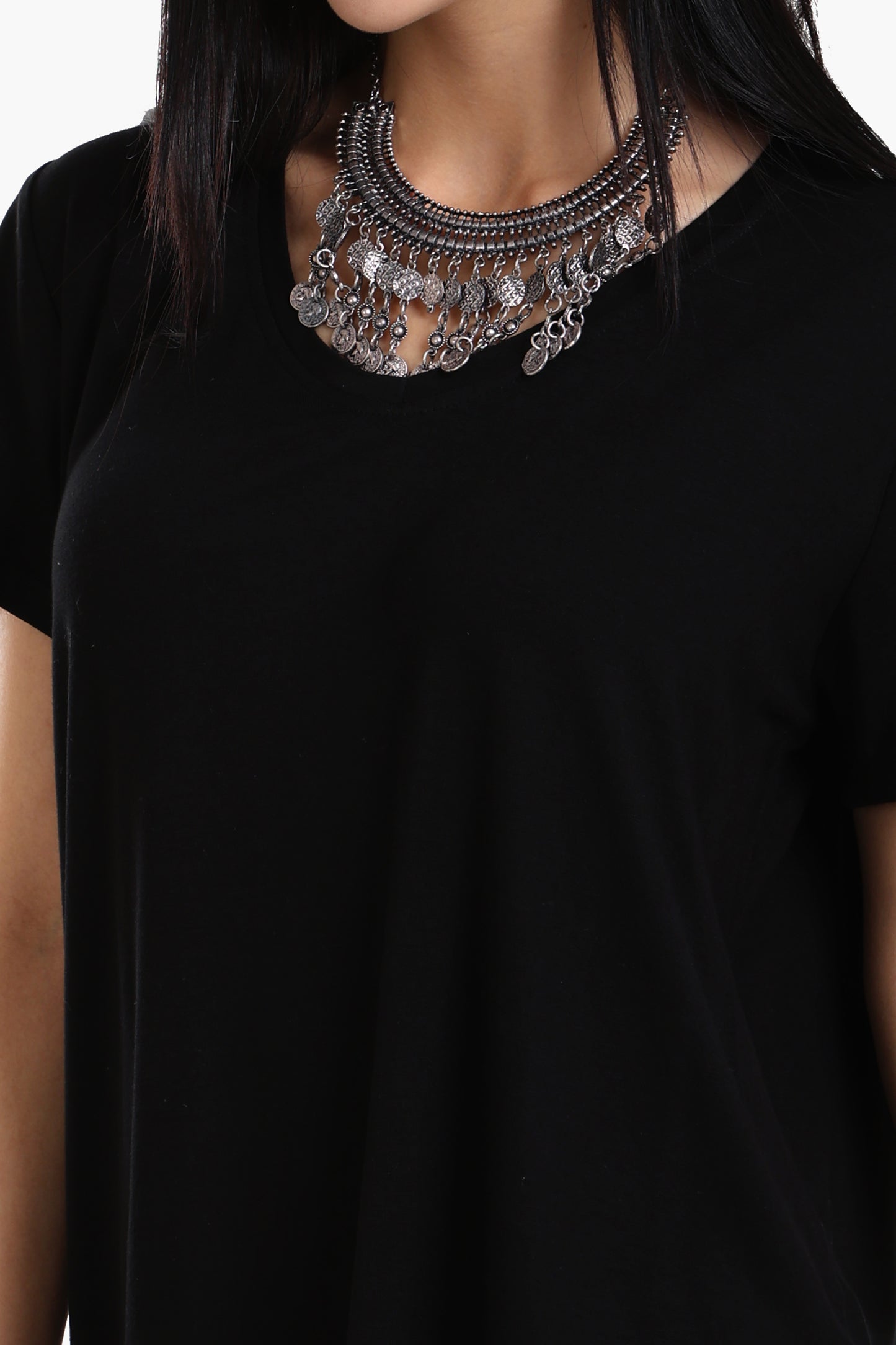 تيشيرت أساسي بياقة V