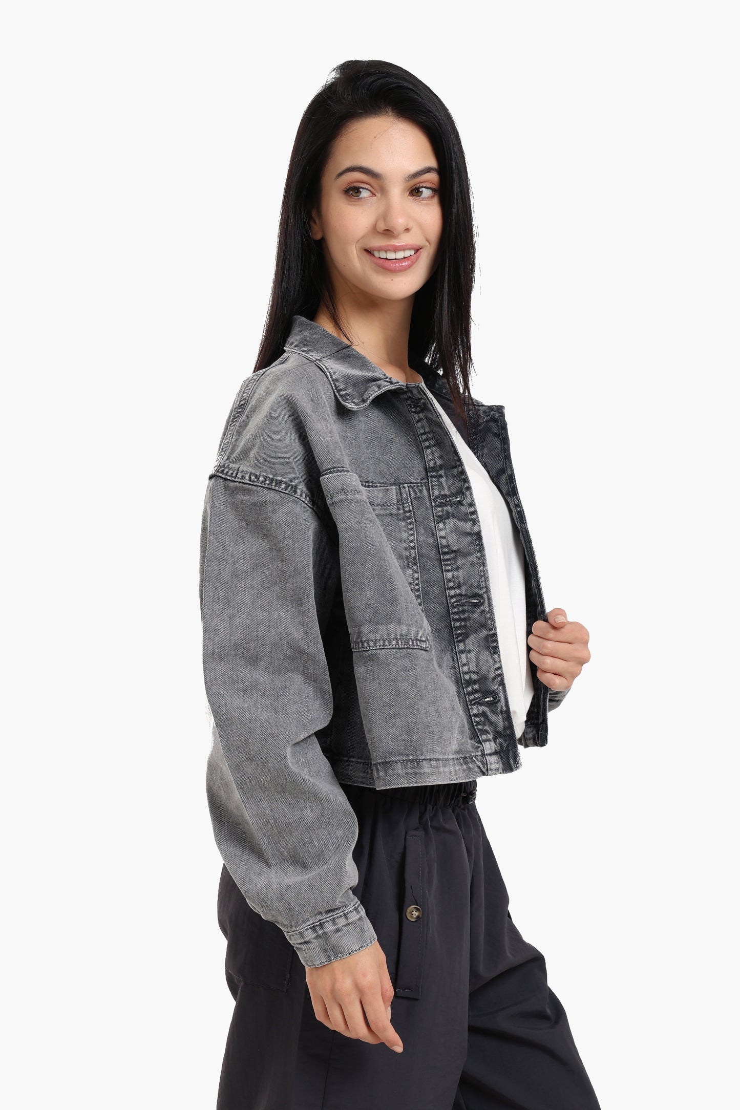 جاكيت جينز قصير