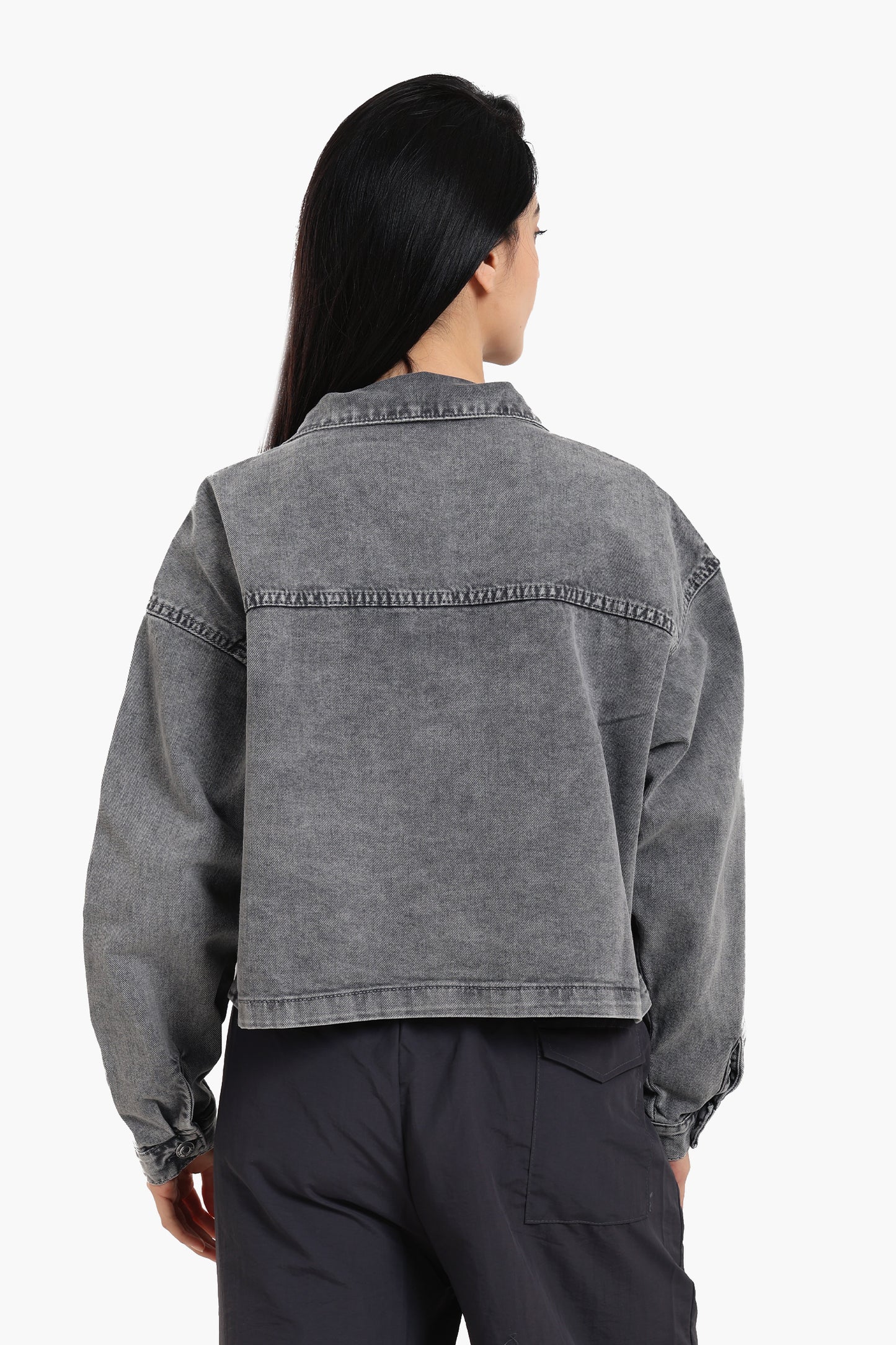 جاكيت جينز قصير