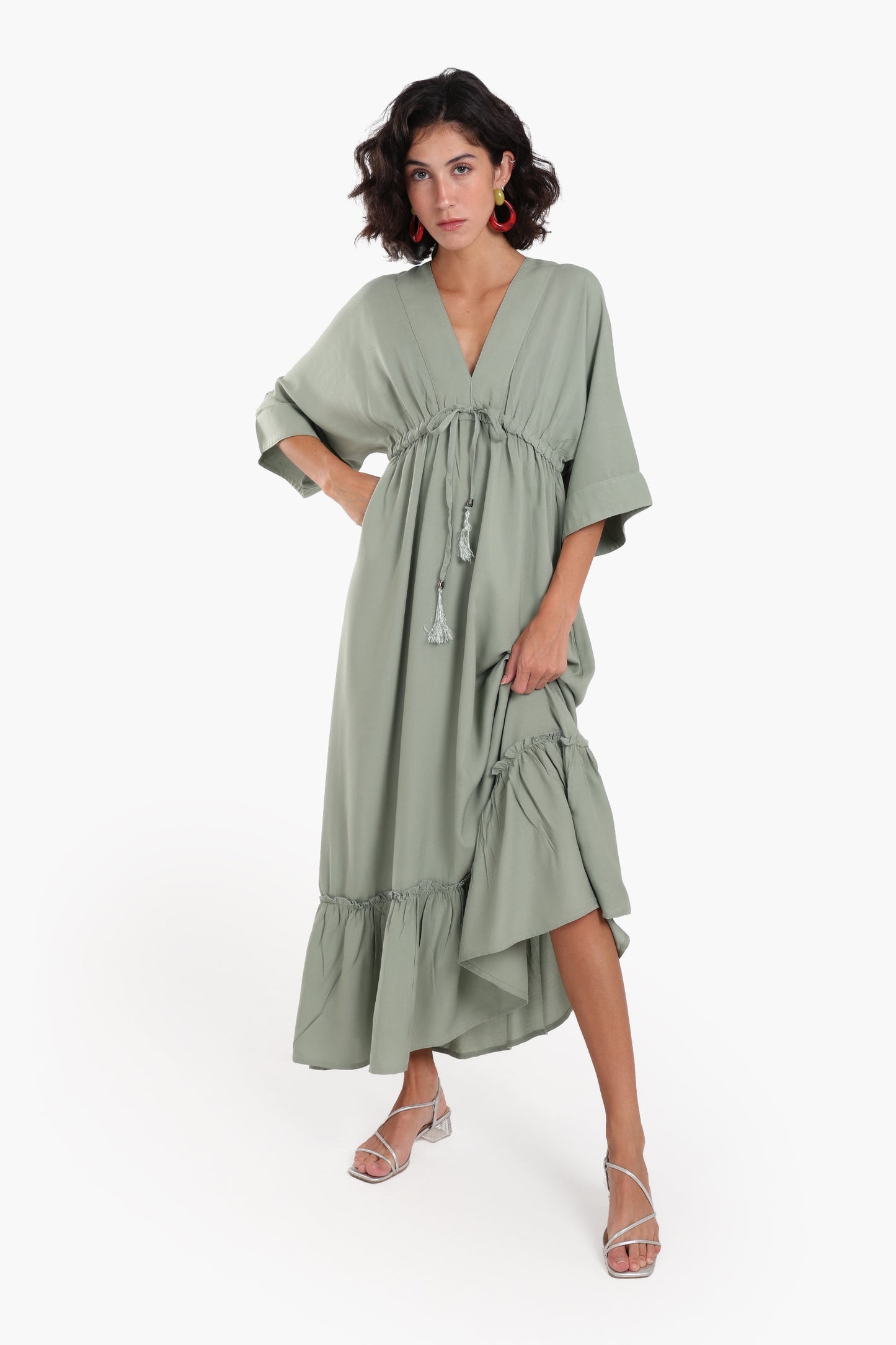 فستان ماكسي بياقة V واسعة