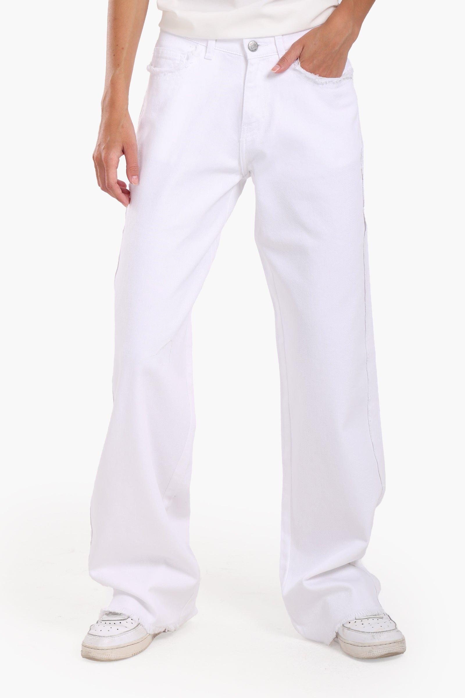 بنطلون جينز أبيض بشراشيب 