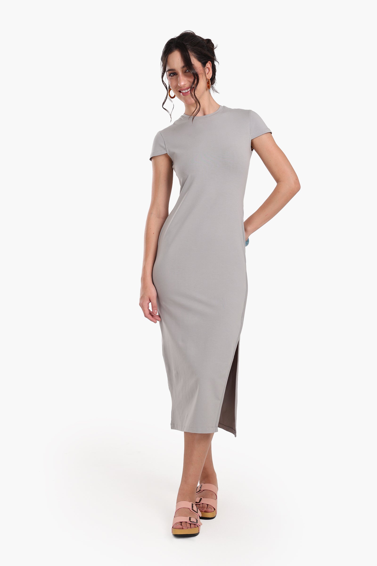 فستان متوسط الطول بقصة ضيّقة