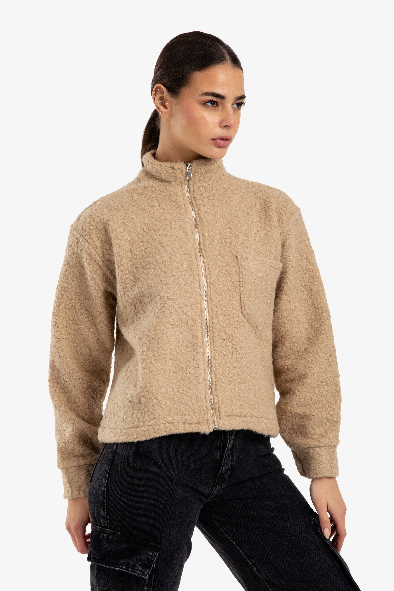 جاكيت صوف بياقة عالية