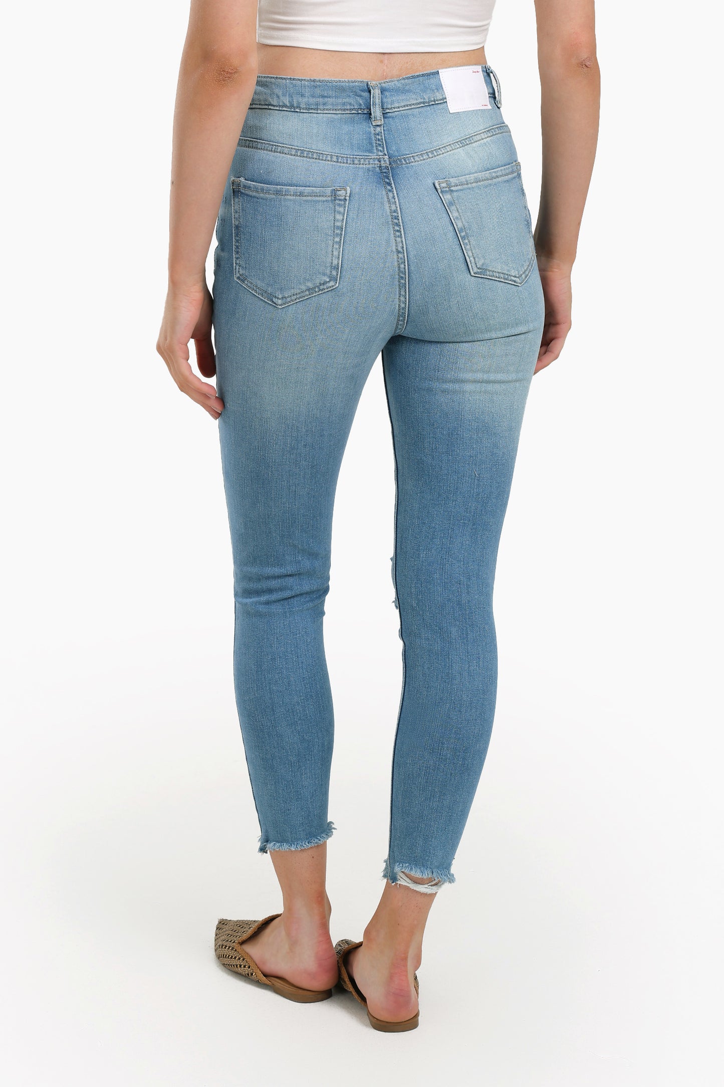 جينز سكينّي بطول الكاحل