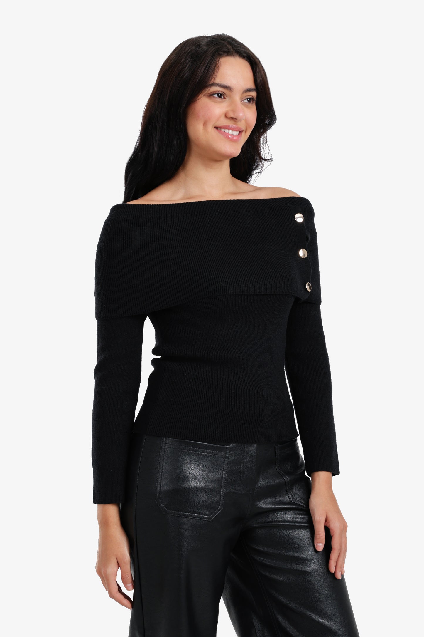 بلوفر مضلّع بأكتاف مكشوفة