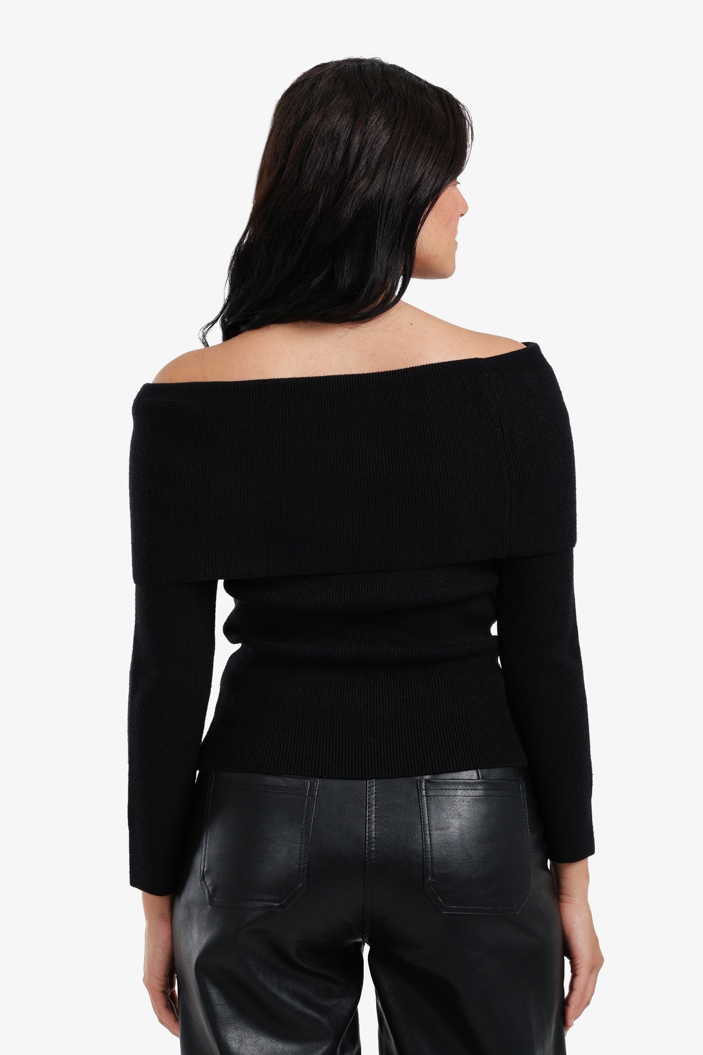 بلوفر مضلّع بأكتاف مكشوفة