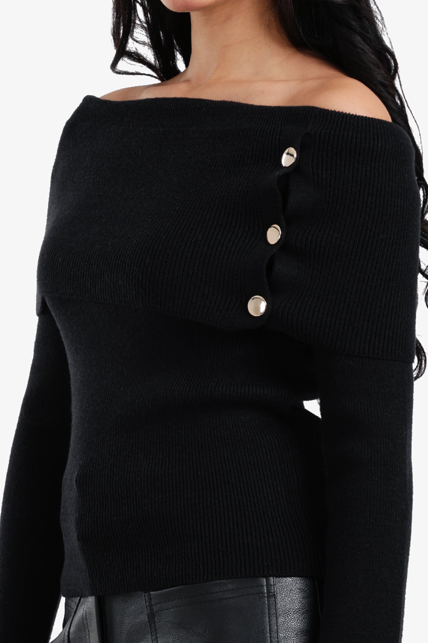 بلوفر مضلّع بأكتاف مكشوفة