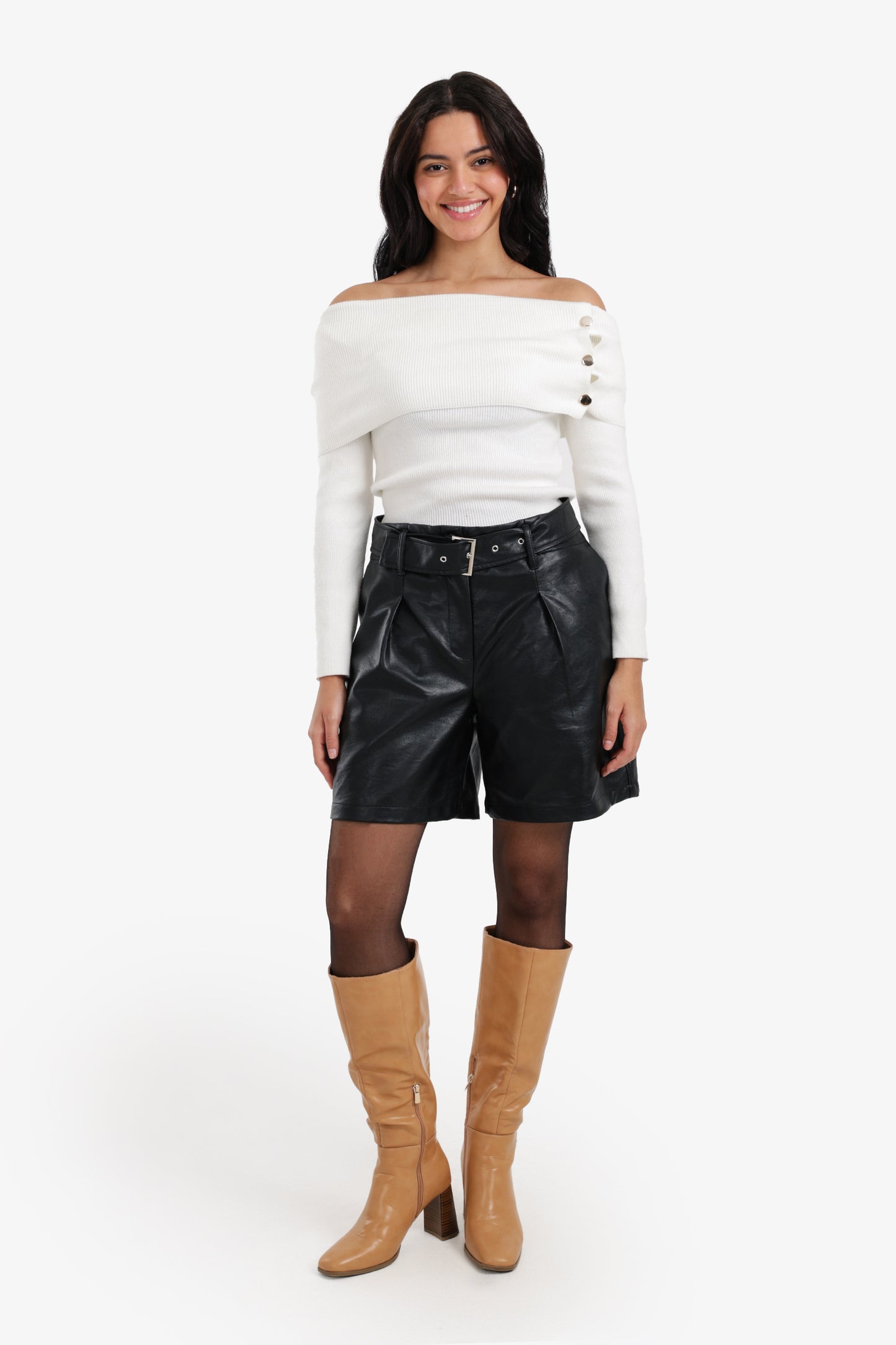 بلوفر مضلّع بأكتاف مكشوفة