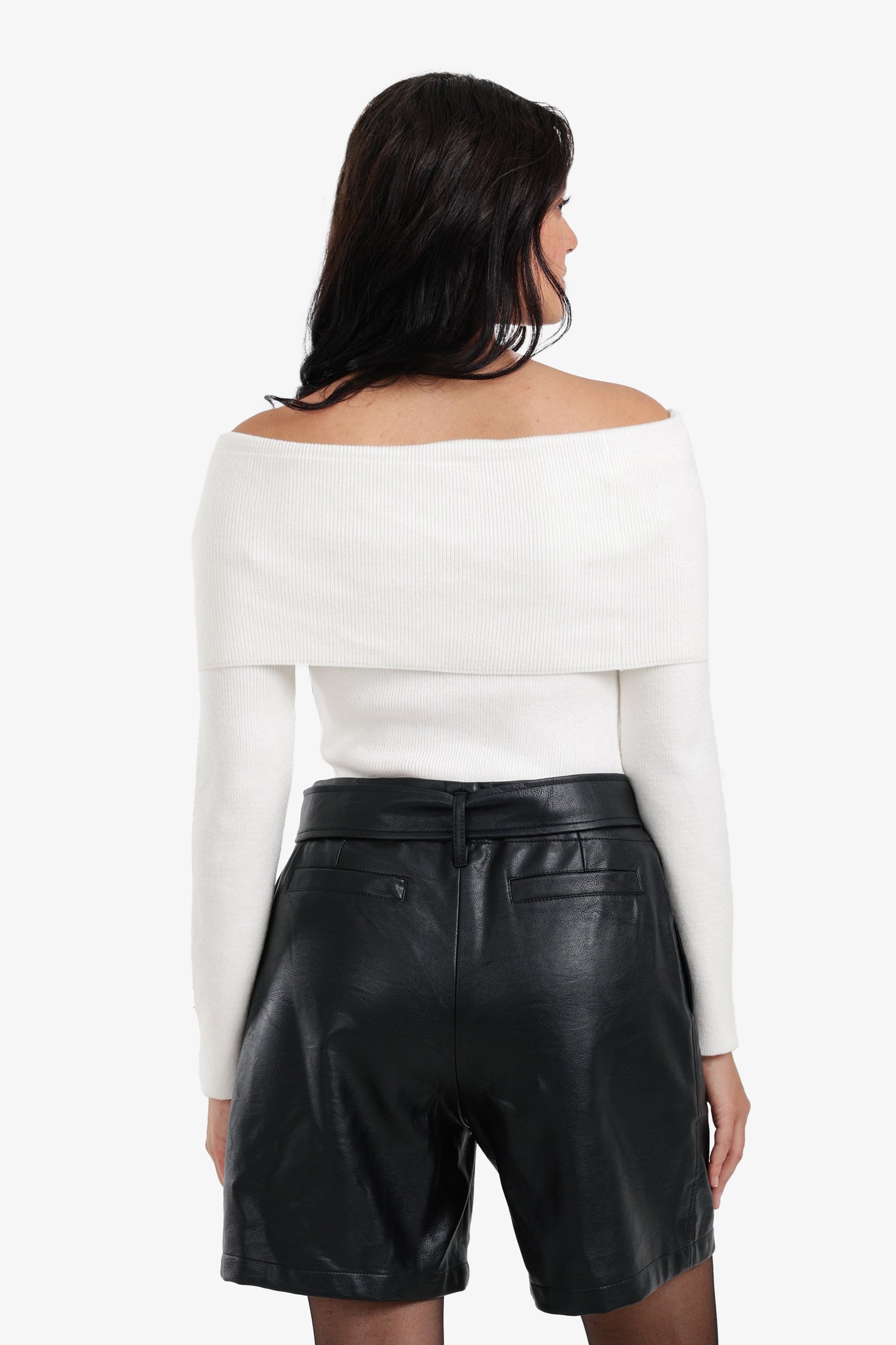 بلوفر مضلّع بأكتاف مكشوفة