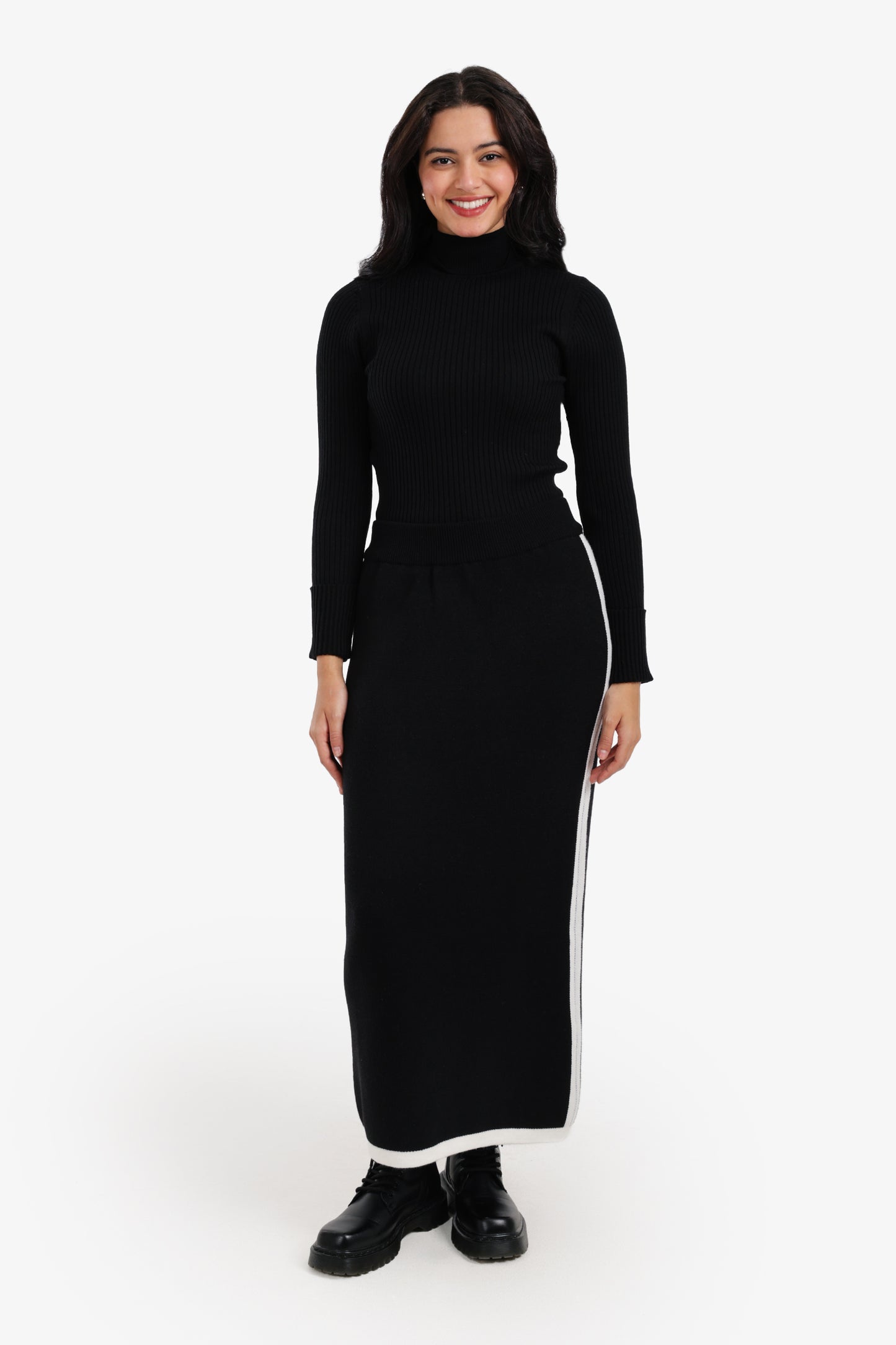 جيبة بقصة ضيقة وخطوط متباينة