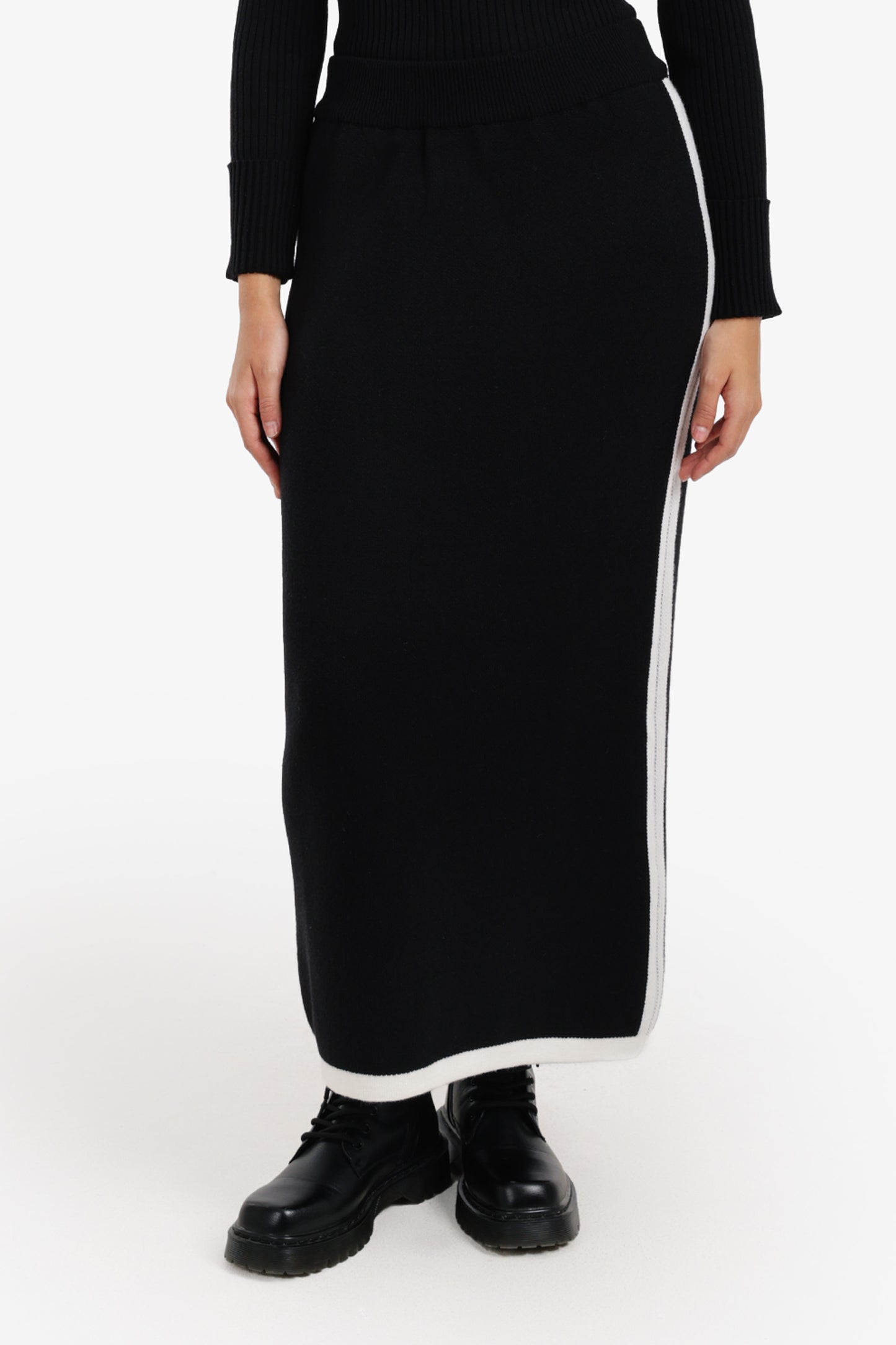 جيبة بقصة ضيقة وخطوط متباينة