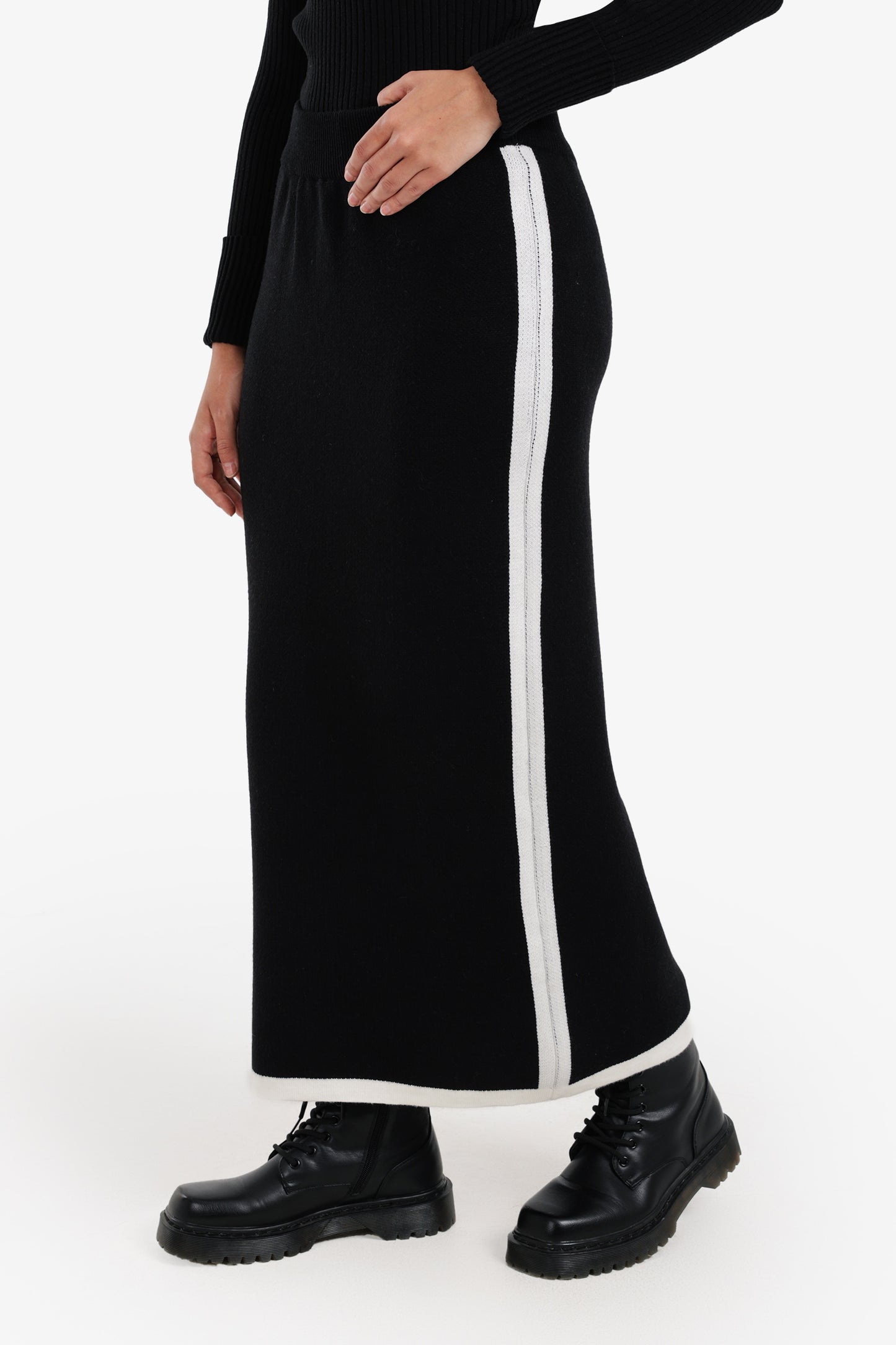 جيبة بقصة ضيقة وخطوط متباينة