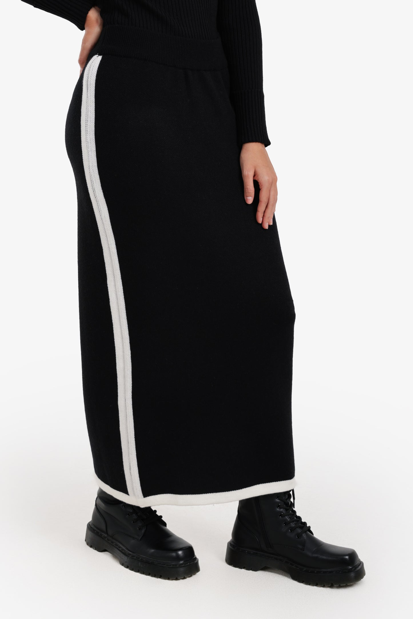 جيبة بقصة ضيقة وخطوط متباينة