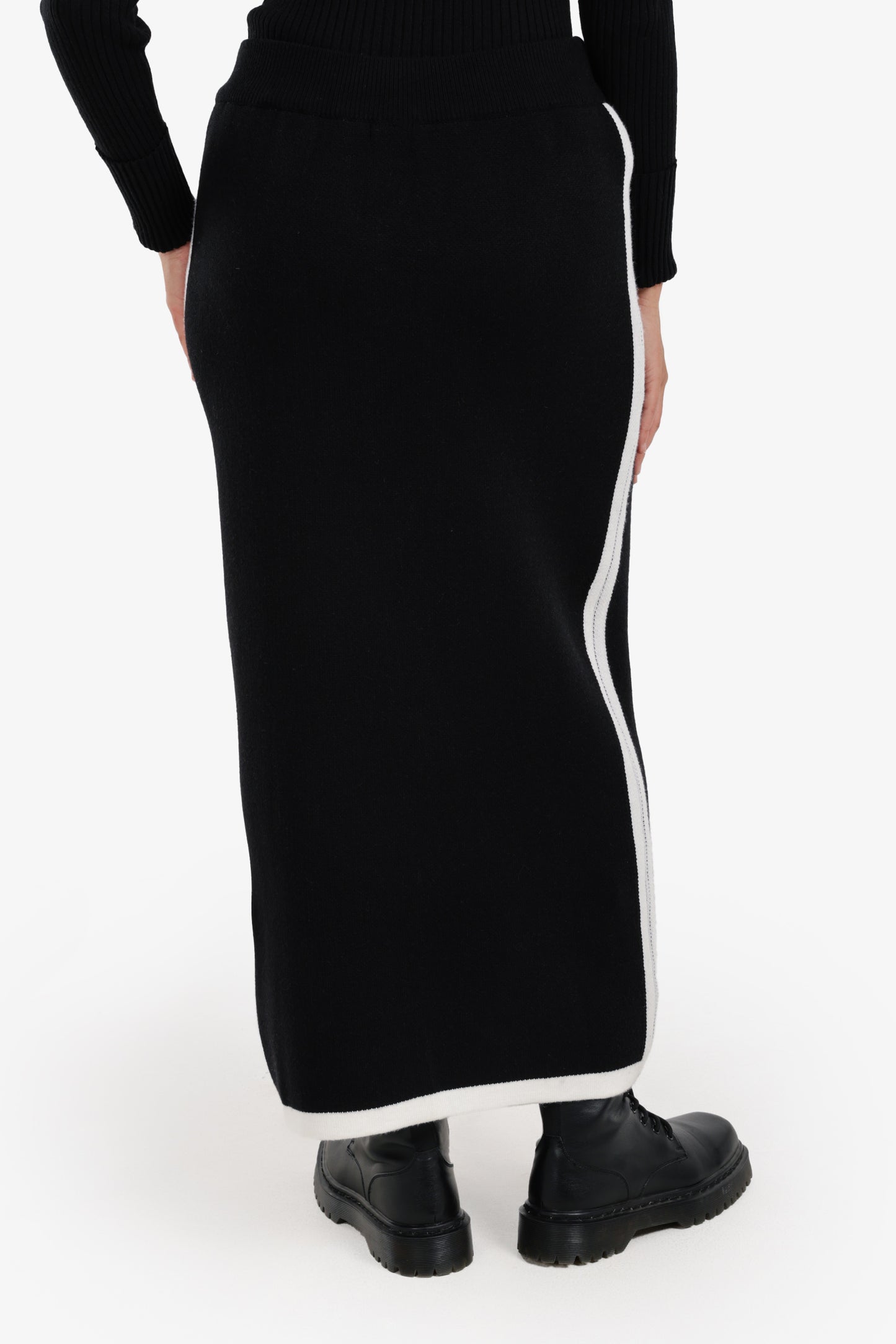 جيبة بقصة ضيقة وخطوط متباينة