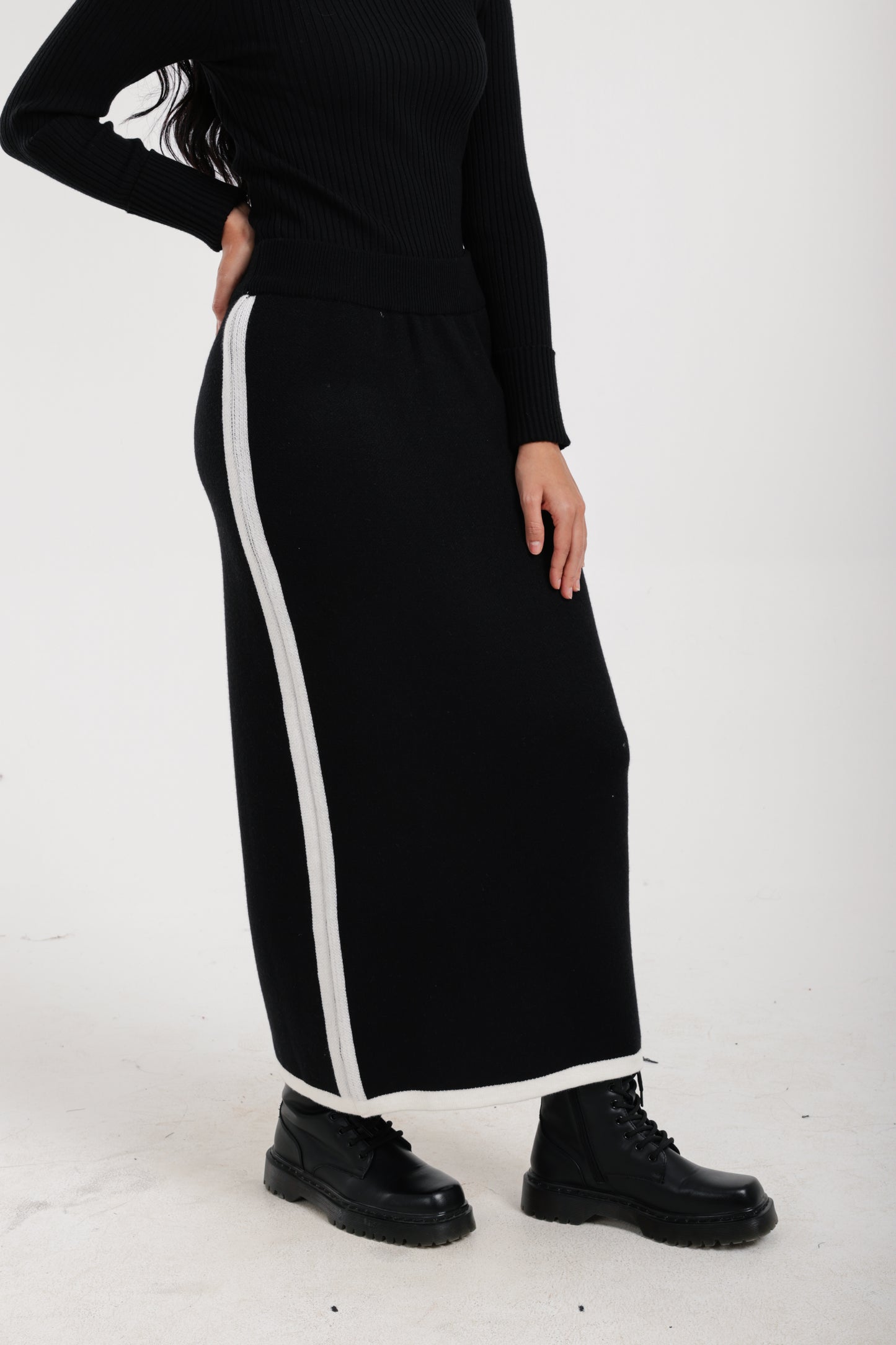 جيبة بقصة ضيقة وخطوط متباينة