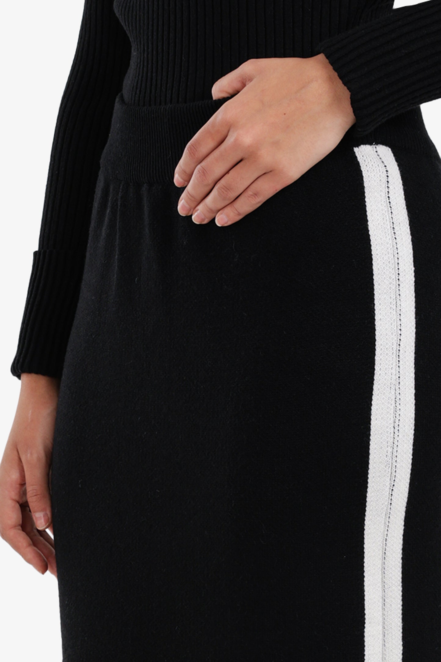 جيبة بقصة ضيقة وخطوط متباينة