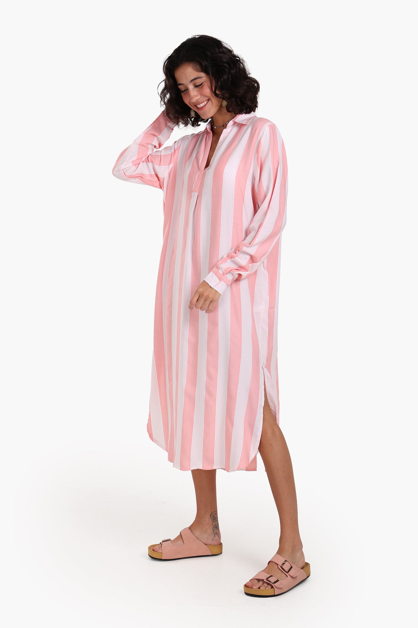 فستان متوسط الطول مخطط