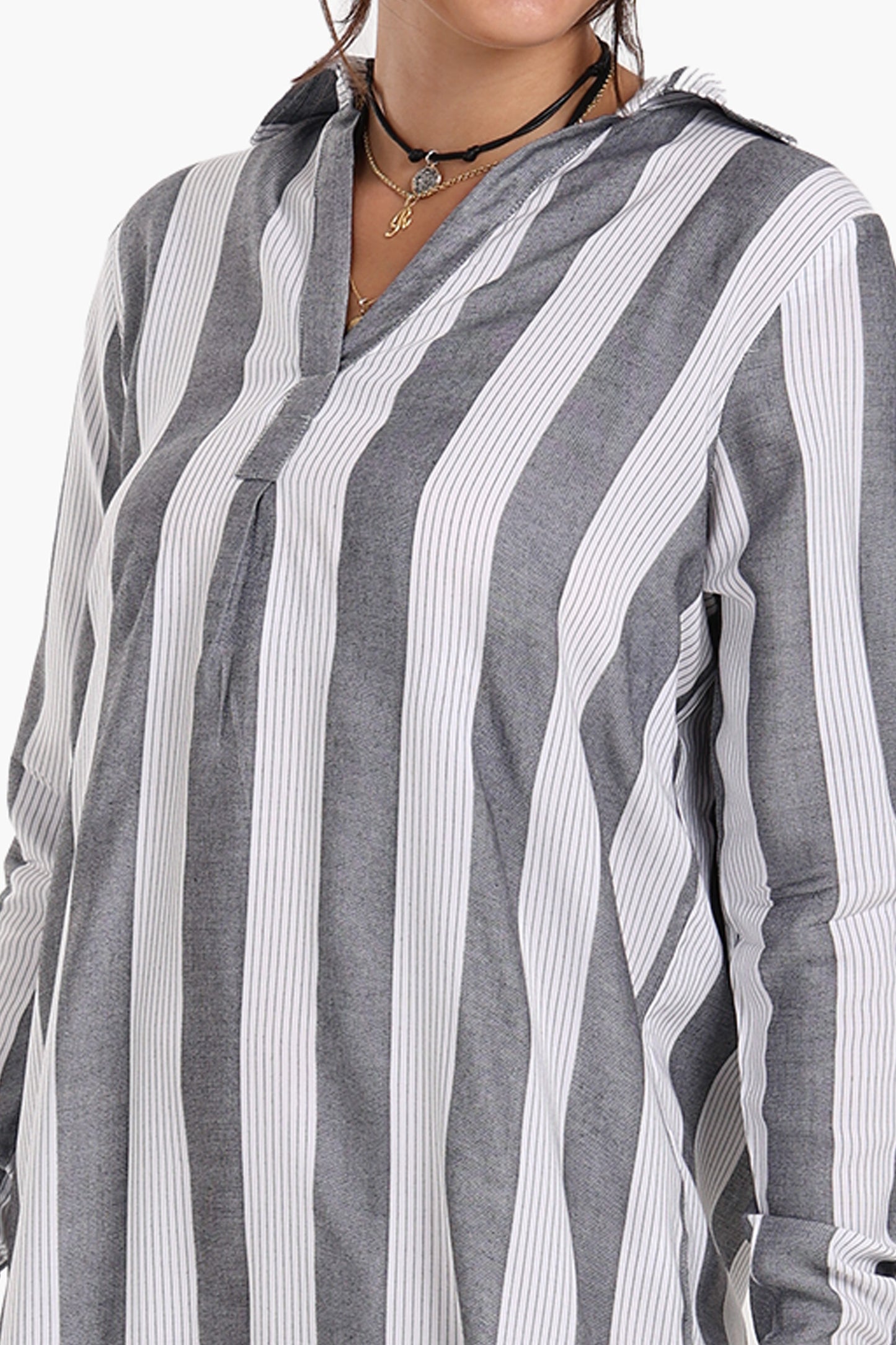 فستان متوسط الطول مخطط