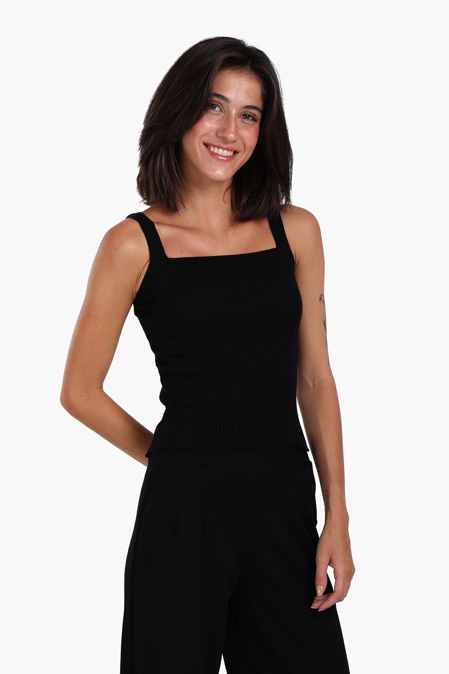 توب مضلع بقصّة ضيّقة