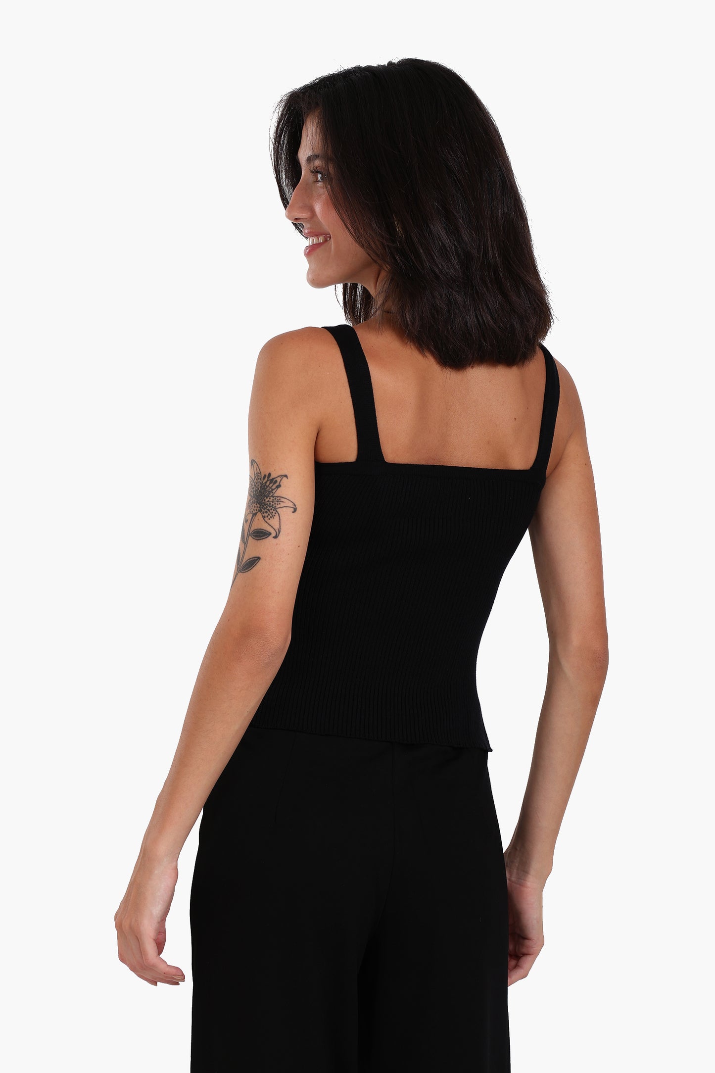 توب مضلع بقصّة ضيّقة