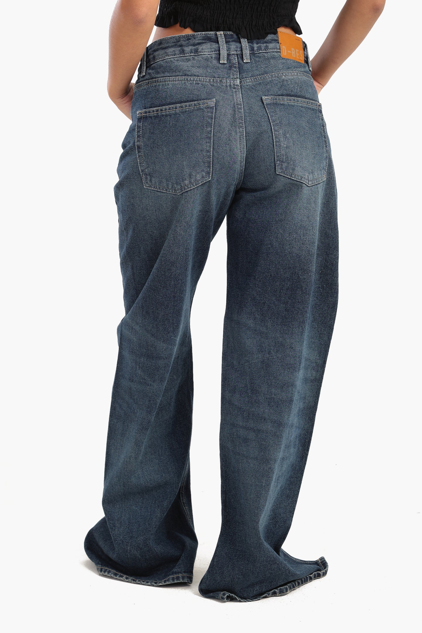 بنطلون جينز بفتحتين أماميتين