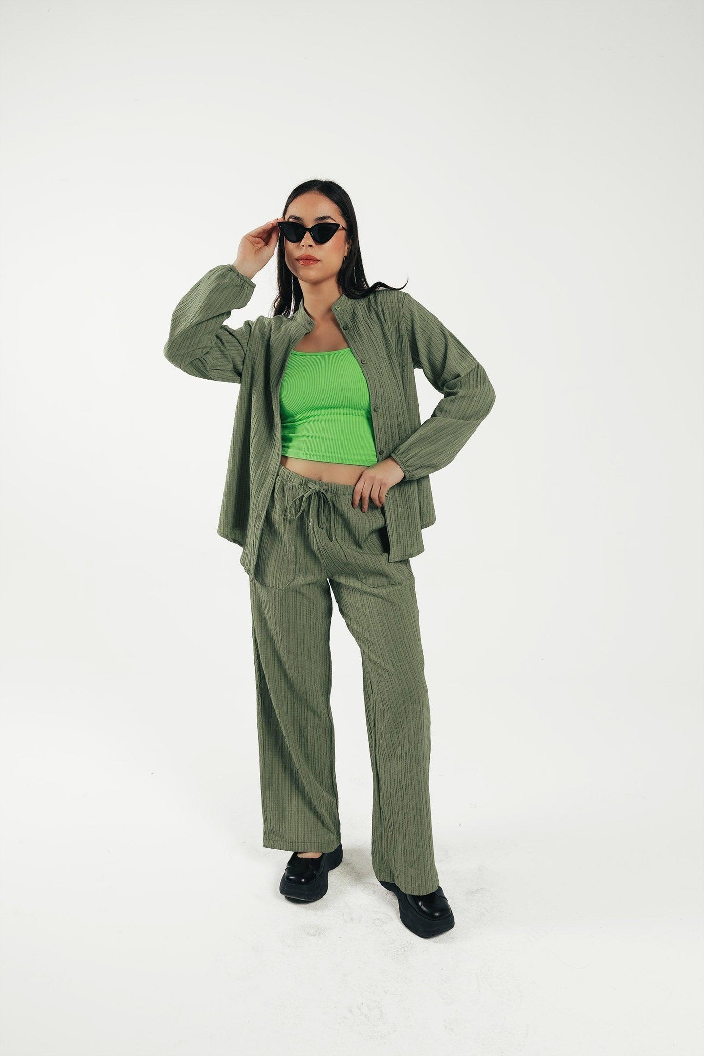 قميص بكم بنقشة من نفس اللون