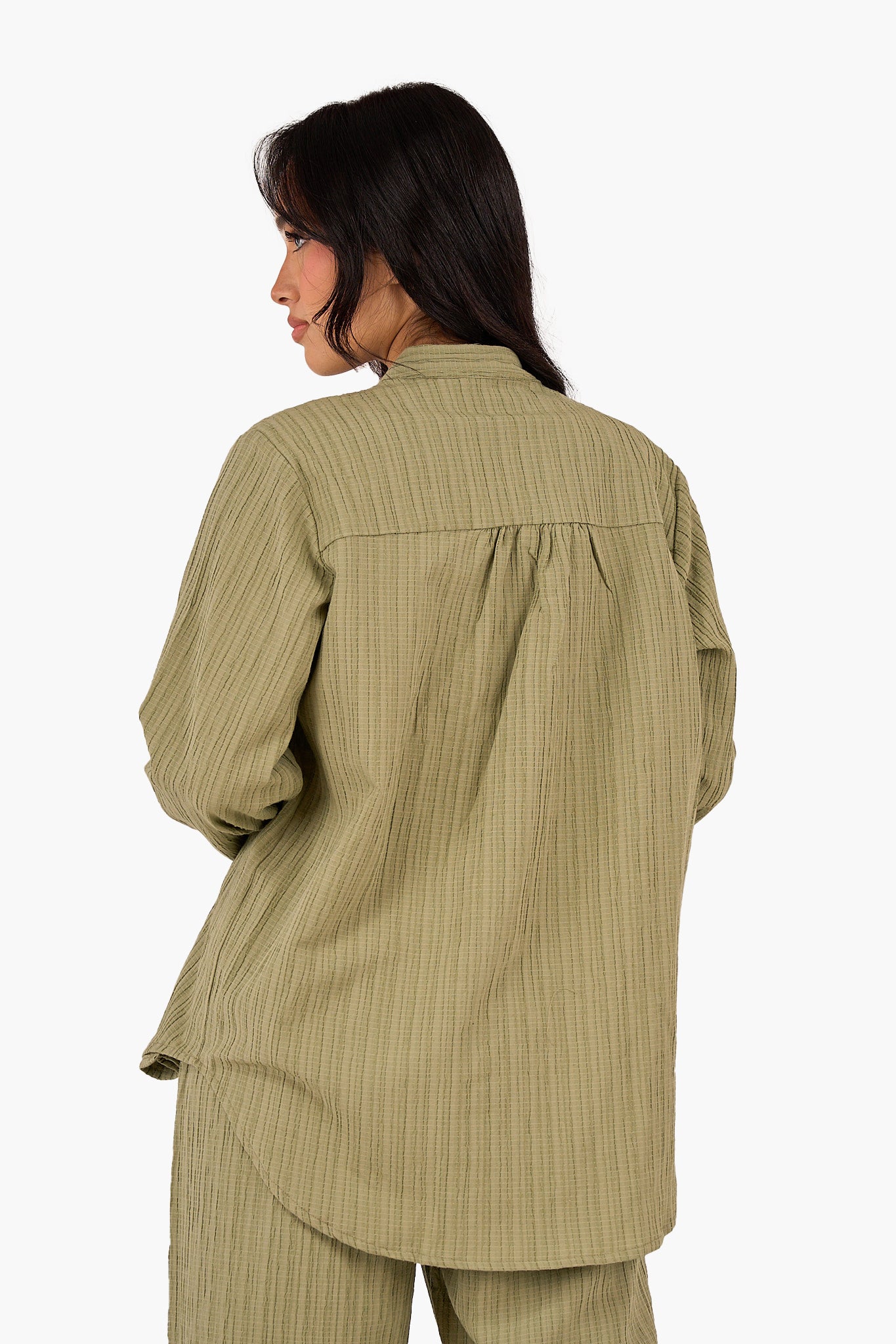 قميص بكم بنقشة من نفس اللون